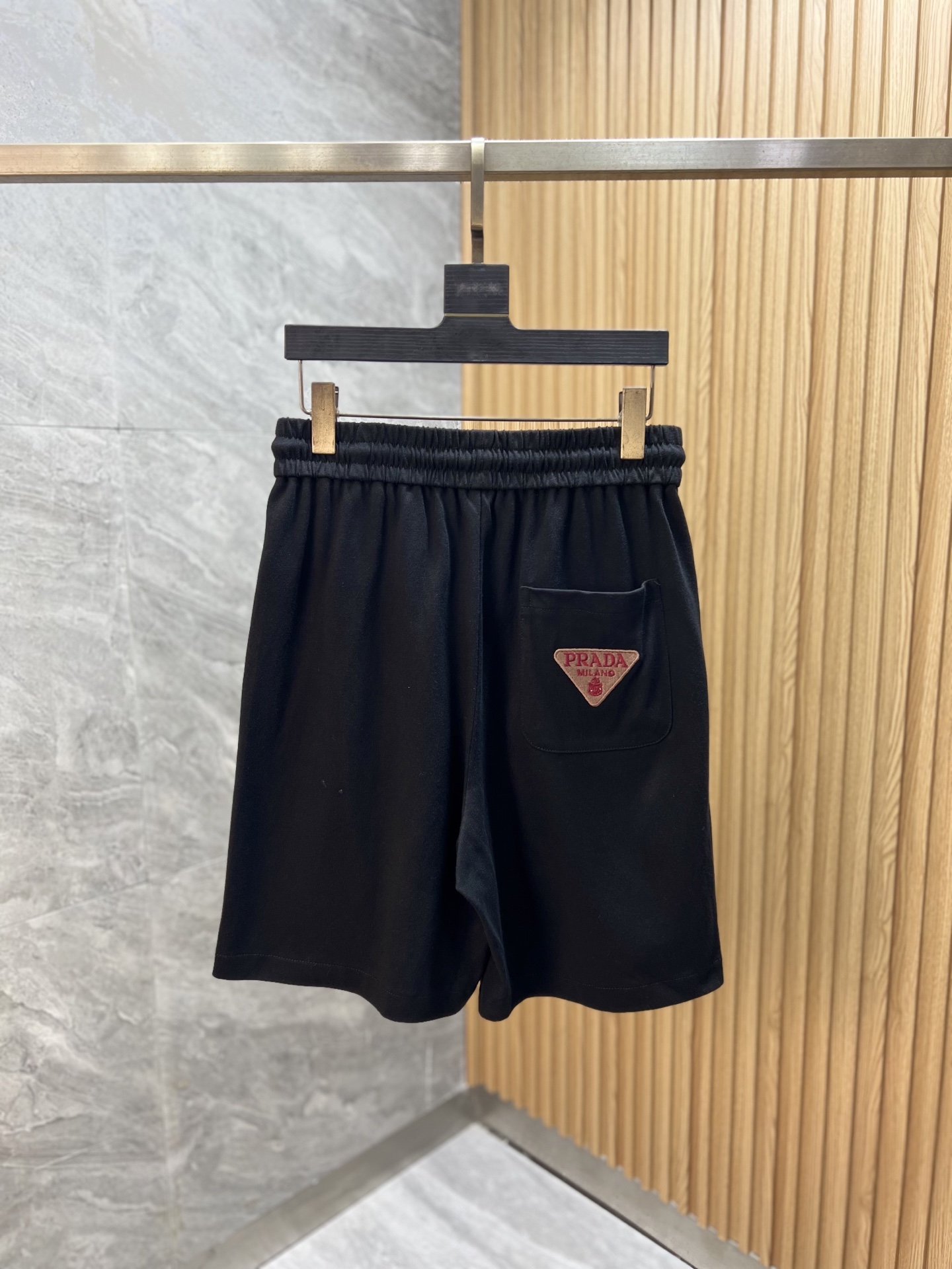 NO:760220,Prada/Prada 2026 spring and summer new products, complete with three standards, elastic band five-point casual pants and shorts, good products without too much introduction, look at the details, counter size M-XXXXL / upper body recommended L,, prada, prada, shorts,19860909Prada/普拉达 2026春夏新品 三标齐全 松紧带五分休闲裤短裤 好货不用过多介绍 看细节 专柜码数M-XXXXL /上身建议L,,prada,prada,shorts,,Men's clothing