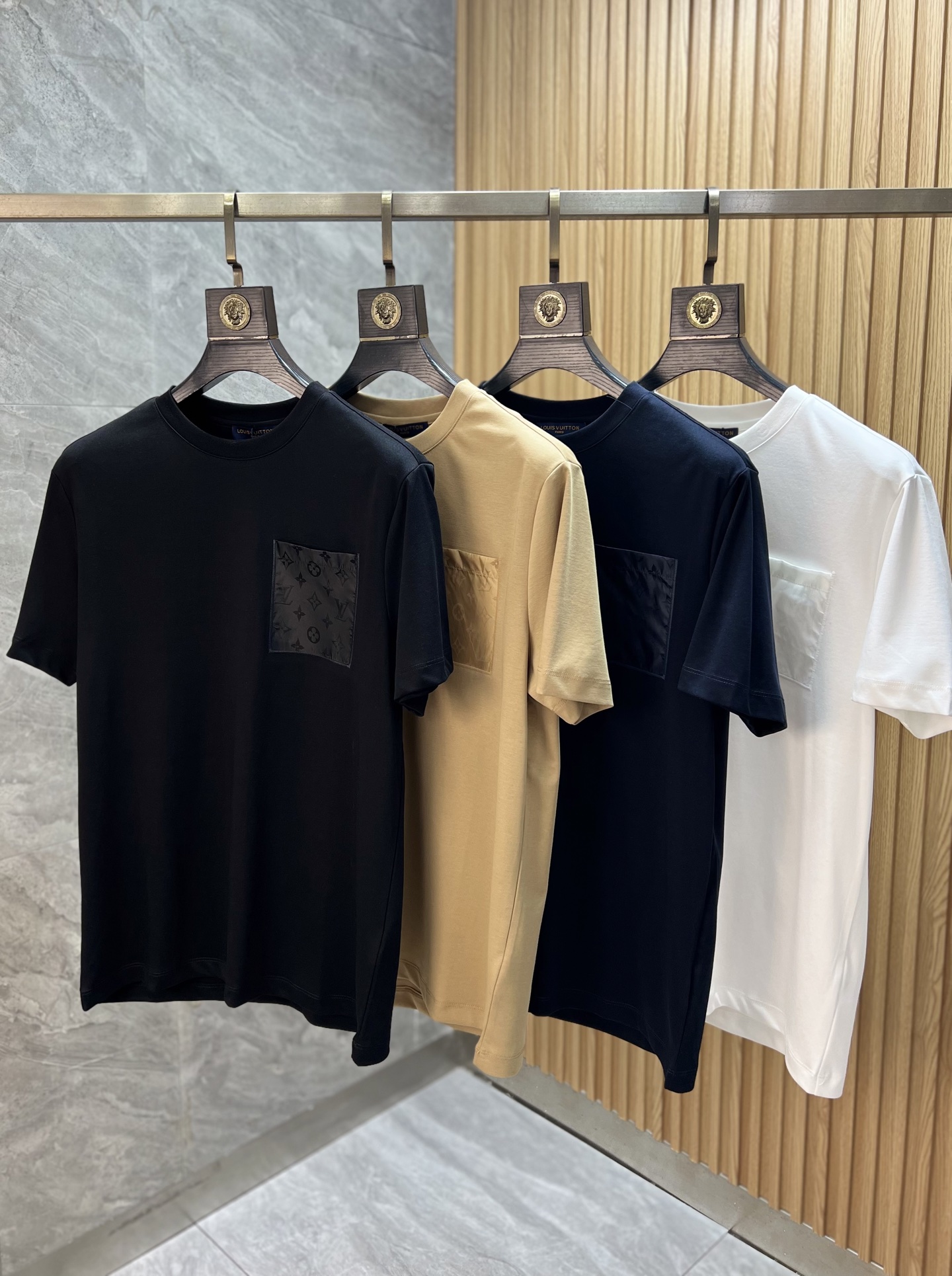 NO:760256,LV/Louis Vuitton 2026 spring and summer new products, complete with three labels, mercerized cotton round neck short-sleeved T-shirt, counter size M-XXXL 175/140 recommended L,, louis vuitton, louis vuitton, T-shirt, tees, t-shirt,19860909LV/路易威登 2026年春夏新品上新 三标齐全 丝光棉圆领短袖T恤 专柜码数M-XXXL 175/140建议L,,louis vuitton,louis vuitton,T-shirt,tees，t-shirt,,Men's clothing