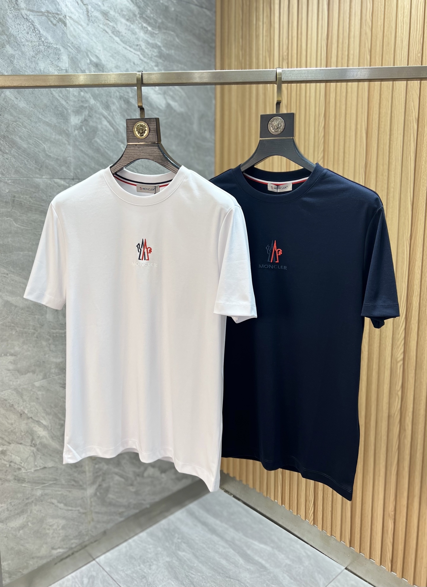 NO:760265,Moncler/Moncler 2026 spring and summer new products, complete with three labels, mercerized cotton round neck short-sleeved T-shirt, counter size M-XXXL 175/140, recommended L, Moncler, T-shirt, tees, t-shirt,19860909Moncler/蒙口 2026年春夏新品上新 三标齐全 丝光棉圆领短袖T恤 专柜码数M-XXXL 175/140建议L,,Moncler,T-shirt,tees，t-shirt,,Men's clothing