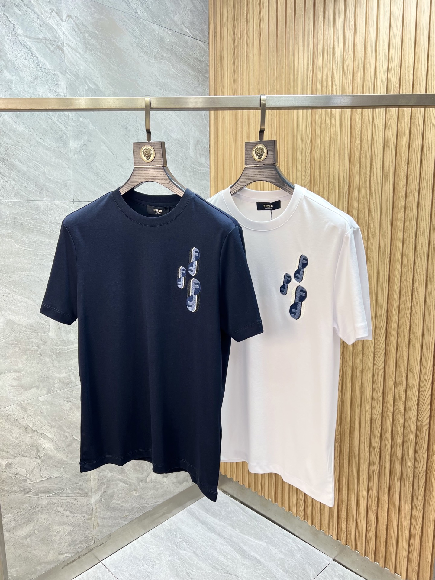 NO:760209,Fendi/Fendi 2026 spring and summer new products, complete with three labels, mercerized cotton round neck short-sleeved T-shirt, counter size M-XXXL 175/140, recommended L,, fendi, fendi, T-shirt, tees, t-shirt,19860909Fendi/芬迪 2026年春夏新品上新 三标齐全 丝光棉圆领短袖T恤 专柜码数M-XXXL 175/140建议L,,fendi,fendi,T-shirt,tees，t-shirt,,Men's clothing