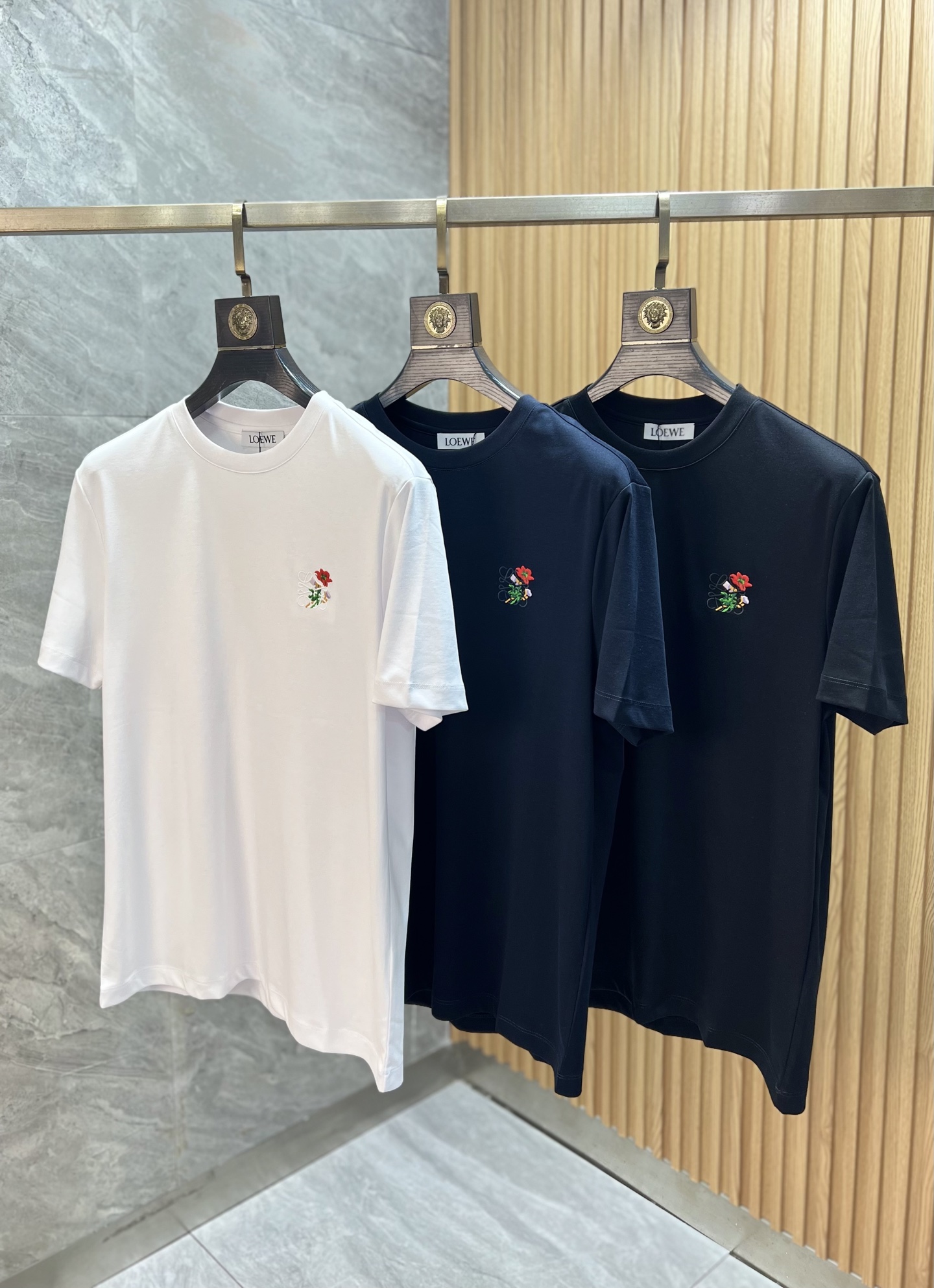 NO:760222,Loewe/Luoyiwei 2026 spring and summer new products, complete with three labels, mercerized cotton round neck short-sleeved T-shirt, counter size M-XXXL 175/140, recommended L,, loewe, loewe, T-shirt, tees, t-shirt,19860909Loewe/罗意威 2026年春夏新品上新 三标齐全 丝光棉圆领短袖T恤 专柜码数M-XXXL 175/140建议L,,loewe,loewe,T-shirt,tees，t-shirt,,Men's clothing