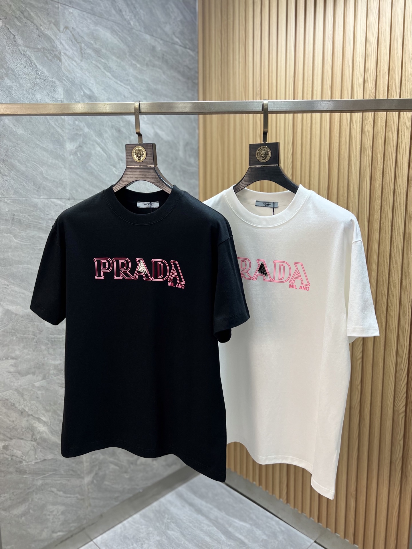 NO:760243,Prada/Prada 2026 spring and summer new products, complete with three standards, pure cotton short-sleeved T-shirt, good product does not need to be introduced too much, look at the details, counter size S-XXXL 175/recommended M,, prada, prada, T-shirt, tees, t-shirt,19860909Prada/普拉达 2026春夏新品 三标齐全 纯棉短袖T恤 好货不用过多介绍 看细节 专柜码数S-XXXL 175/建议M,,prada,prada,T-shirt,tees，t-shirt,,Men's clothing