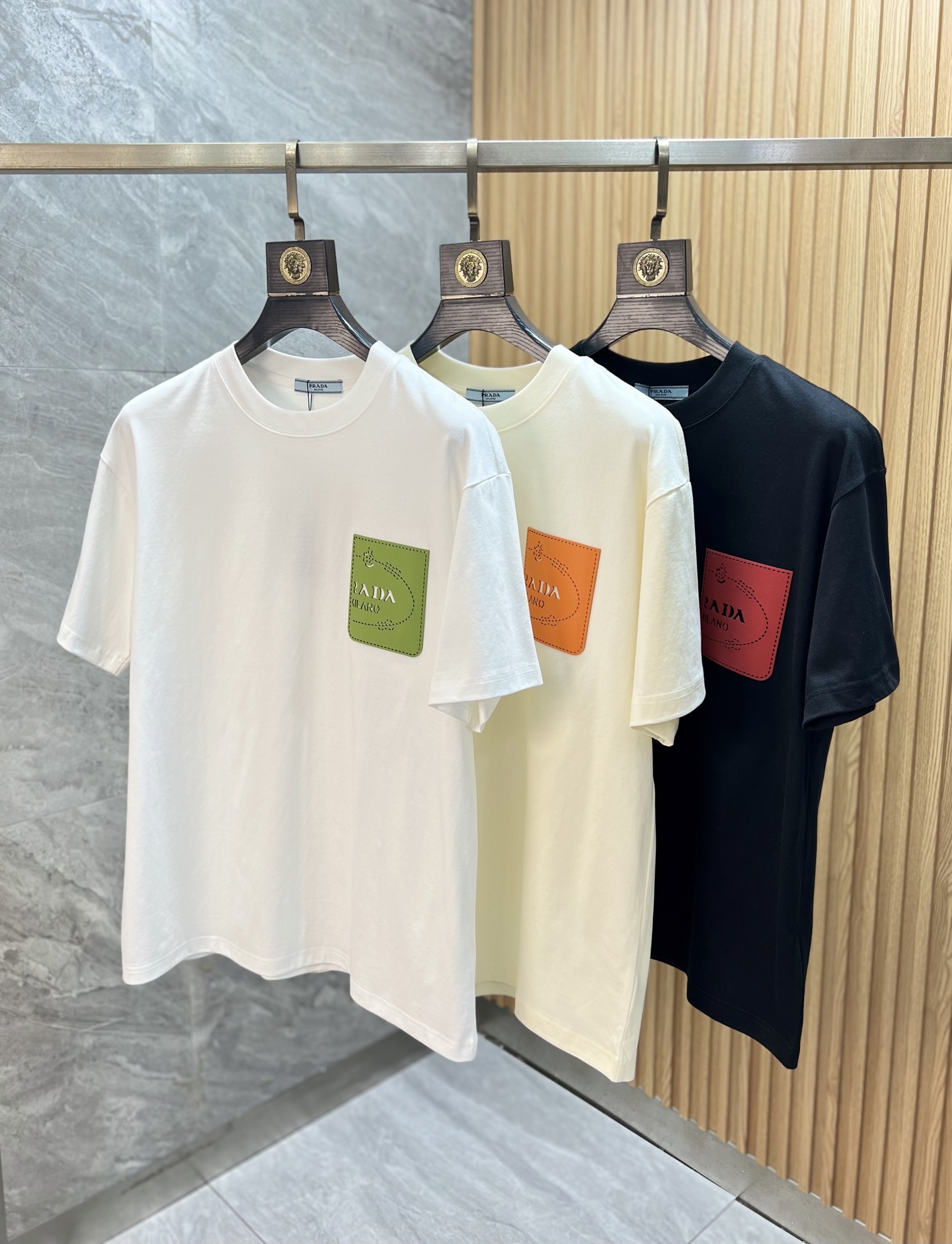 NO:760257,Prada/Prada 2026 spring and summer new products, complete with three standards, pure cotton short-sleeved T-shirt, good product does not need to be introduced too much, look at the details, counter size S-XXXL 175/recommended M,, prada, prada, T-shirt, tees, t-shirt,19860909Prada/普拉达 2026春夏新品 三标齐全 纯棉短袖T恤 好货不用过多介绍 看细节 专柜码数S-XXXL 175/建议M,,prada,prada,T-shirt,tees，t-shirt,,Men's clothing
