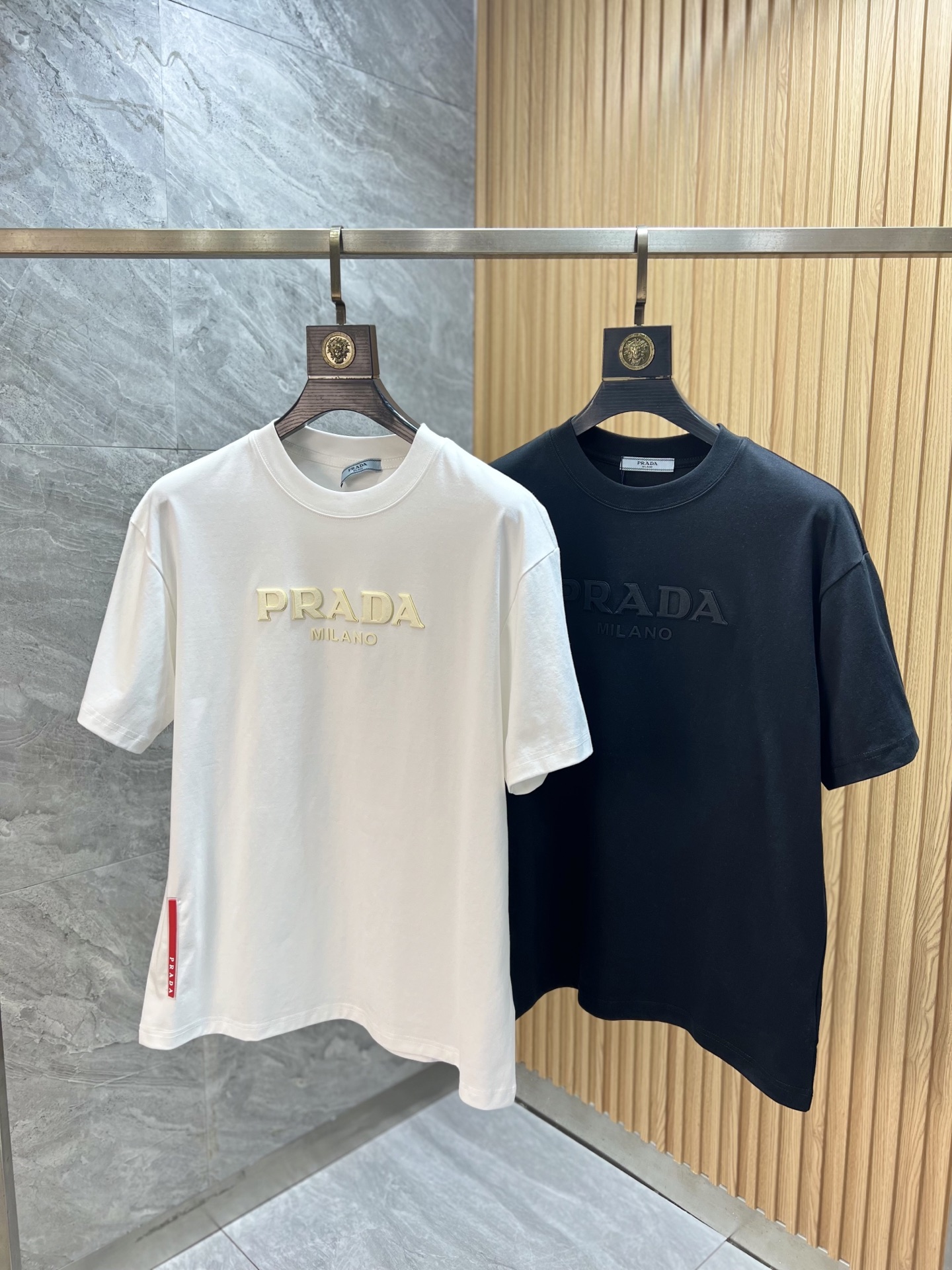 NO:760201,Prada/Prada 2026 spring and summer new products, complete with three standards, pure cotton short-sleeved T-shirt, good product does not need to be introduced too much, look at the details, counter size S-XXXL 175/recommended M,, prada, prada, T-shirt, tees, t-shirt,19860909Prada/普拉达 2026春夏新品 三标齐全 纯棉短袖T恤 好货不用过多介绍 看细节 专柜码数S-XXXL 175/建议M,,prada,prada,T-shirt,tees，t-shirt,,Men's clothing