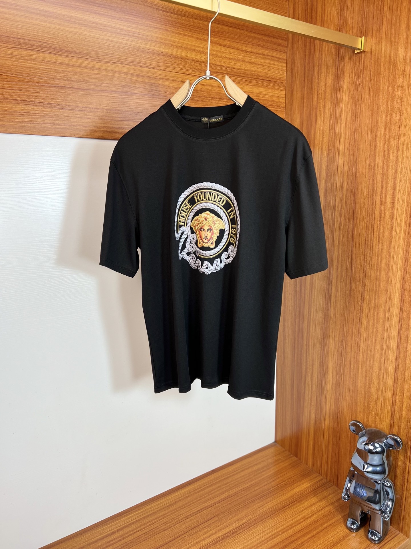 NO:848974,Versace/Versace 2026 spring and summer new products, complete with three labels, mercerized cotton round neck short-sleeved T-shirt, counter size M-XXXL / recommended L,,versace,versace,T-shirt,tees,t-shirt,19860909Versace/范思哲 2026年春夏新品上新 三标齐全 丝光棉圆领短袖T恤 专柜码数M-XXXL /建议L,,versace,versace,T-shirt,tees，t-shirt,,Men's clothing