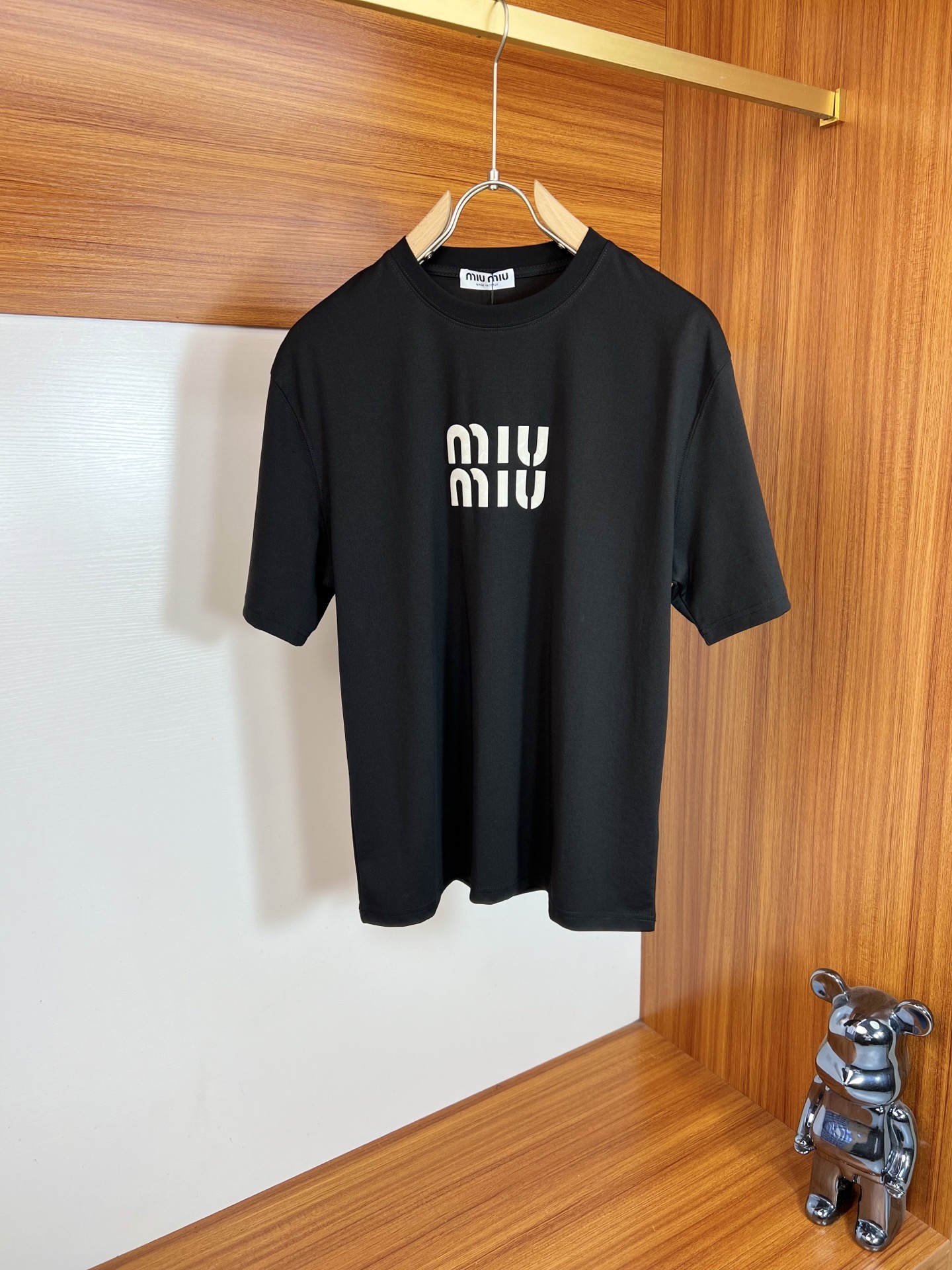 NO:848979,MiuMiu 2026 spring and summer new products, complete with three labels, mercerized cotton round neck short-sleeved T-shirt, counter size M-XXXL / recommended L,,miumiu,T-shirt,tees,t-shirt,19860909MiuMiu 2026年春夏新品上新 三标齐全 丝光棉圆领短袖T恤 专柜码数M-XXXL /建议L,,miumiu,T-shirt,tees，t-shirt,,Men's clothing