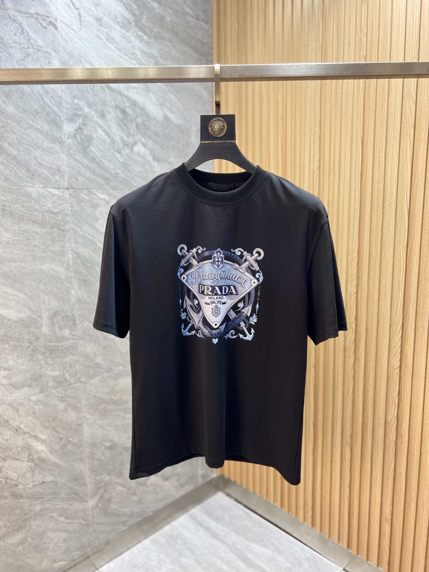 NO:910263,Prada/Prada 2026 spring and summer new products, complete with three labels, mercerized cotton short-sleeved T-shirt, good product without too much introduction, look at the details, counter size M-XXXL 175/140, recommended L,, prada, prada, T-shirt, tees, t-shirt,19860909Prada/普拉达 2026春夏新品 三标齐全 丝光棉短袖T恤 好货不用过多介绍 看细节 专柜码数M-XXXL 175/140建议L,,prada,prada,T-shirt,tees，t-shirt,,Men's clothing