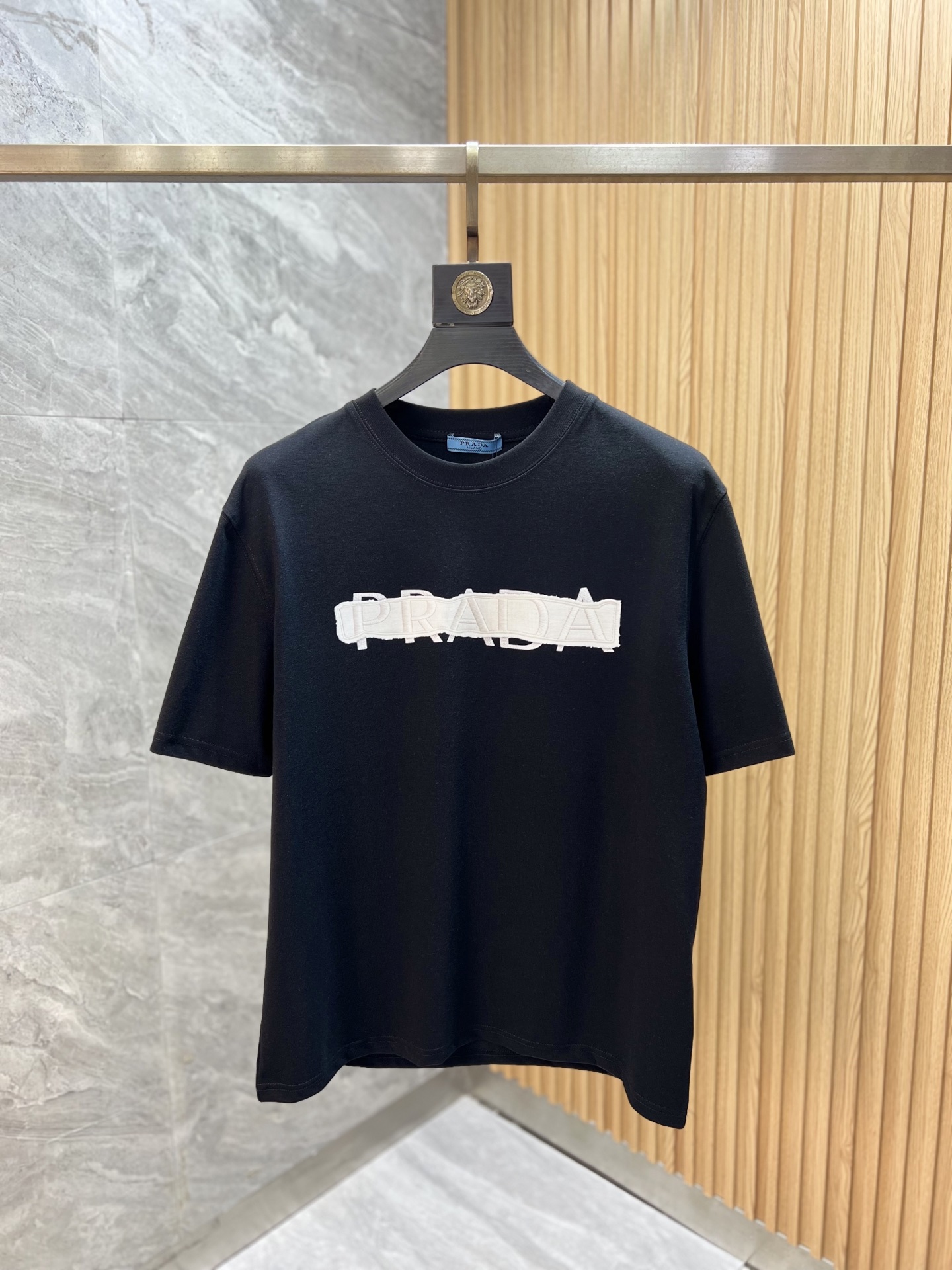 NO:831976,Prada/Prada 2026 new spring and summer new products, complete with three standards, pure cotton round neck short-sleeved T-shirt, good product does not need to be introduced too much, look at the details, counter size M-XXXL / recommended L, loose fit, prada, prada, T-shirt, tees, t-shirt,19860909Prada/普拉达 2026年春夏新品上新 三标齐全 纯棉圆领短袖T恤 好货不用过多介绍 看细节 专柜码数M-XXXL /建议L 宽松版型,,prada,prada,T-shirt,tees，t-shirt,,Men's clothing