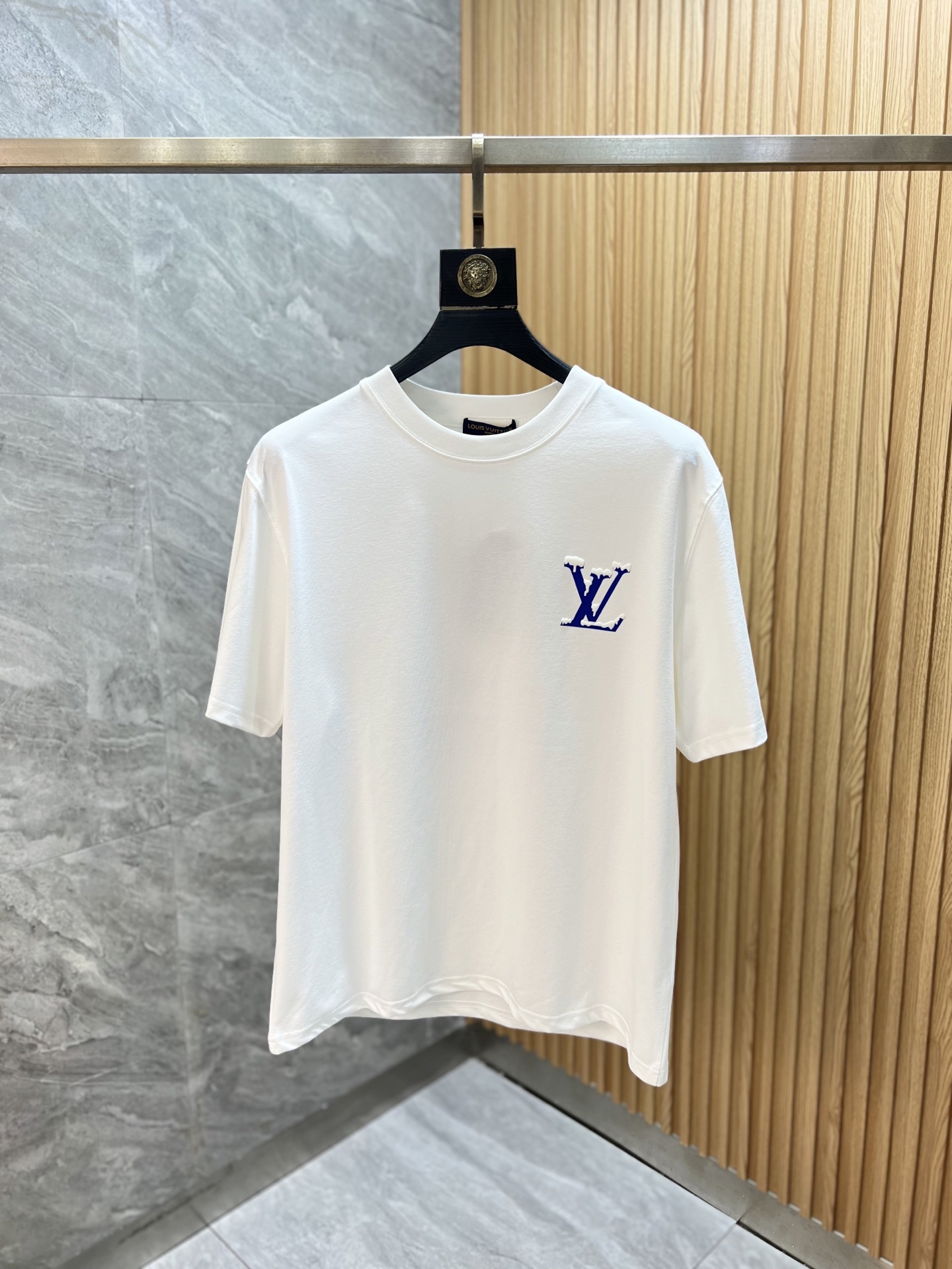 NO:910198,LV/Louis Vuitton 2026 spring and summer new products, complete with three labels, pure cotton round neck short-sleeved T-shirt, good product does not need to be introduced too much, look at the details, counter size M-XXXL / recommended L, loose fit, louis vuitton, louis vuitton, T-shirt, tees, t-shirt,19860909LV/路易威登 2026年春夏新品上新 三标齐全 纯棉圆领短袖T恤 好货不用过多介绍 看细节 专柜码数M-XXXL /建议L 宽松版型,,louis vuitton,louis vuitton,T-shirt,tees，t-shirt,,Men's clothing