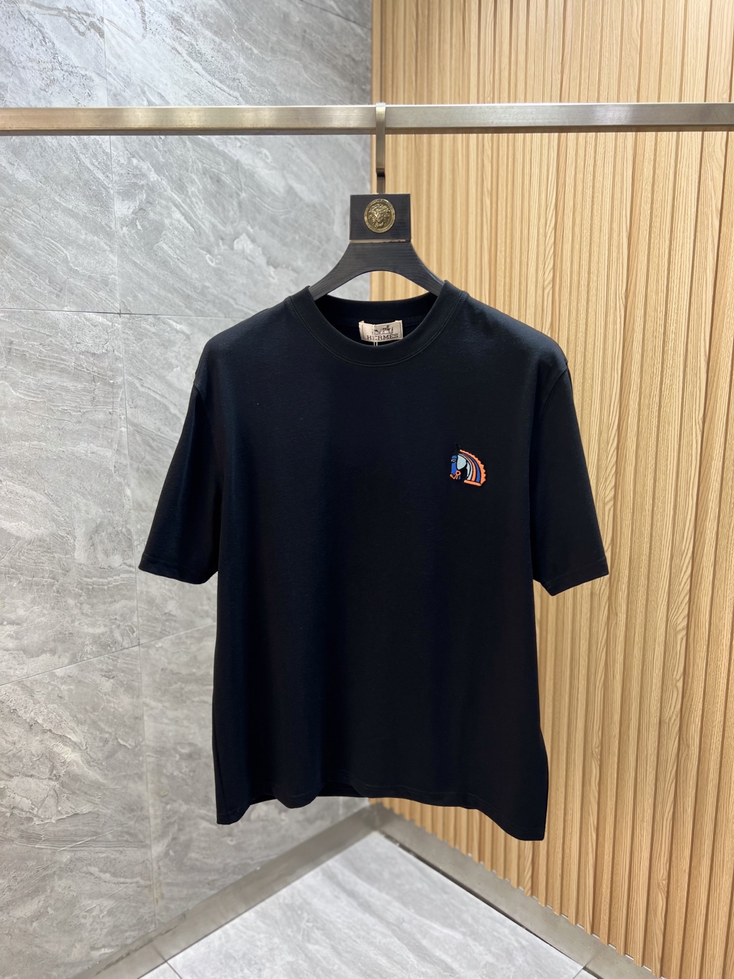 NO:831913,Hermes/Hermès 2026 spring and summer new products, complete with three labels, pure cotton round neck short-sleeved T-shirt, good product without too much introduction, look at the details, counter size M-XXXL / recommended L, loose fit, hermes, hermes, T-shirt, tees, t-shirt,19860909Hermes/爱马仕 2026年春夏新品上新 三标齐全 纯棉圆领短袖T恤 好货不用过多介绍 看细节 专柜码数M-XXXL /建议L 宽松版型,,hermes,hermes,T-shirt,tees，t-shirt,,Men's clothing