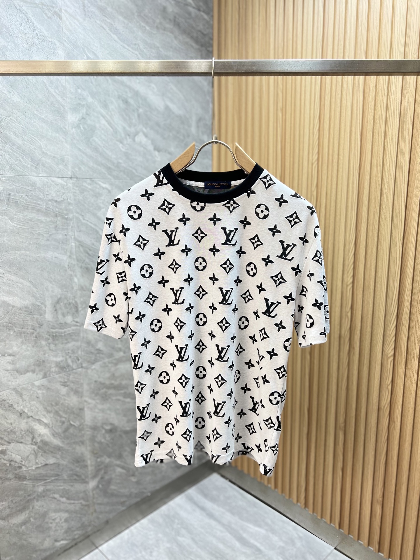 NO:833324,LV/Louis Vuitton 2026 spring and summer new products, complete with three labels, jacquard all-over short-sleeved T-shirt, good product without too much introduction, look at the details, counter size M-XXXL / recommended L,, louis vuitton, louis vuitton, T-shirt, tees, t-shirt,19860909LV/路易威登 2026春夏新品 三标齐全 提花满身短袖T恤 好货不用过多介绍 看细节 专柜码数M-XXXL /建议L,,louis vuitton,louis vuitton,T-shirt,tees，t-shirt,,Men's clothing