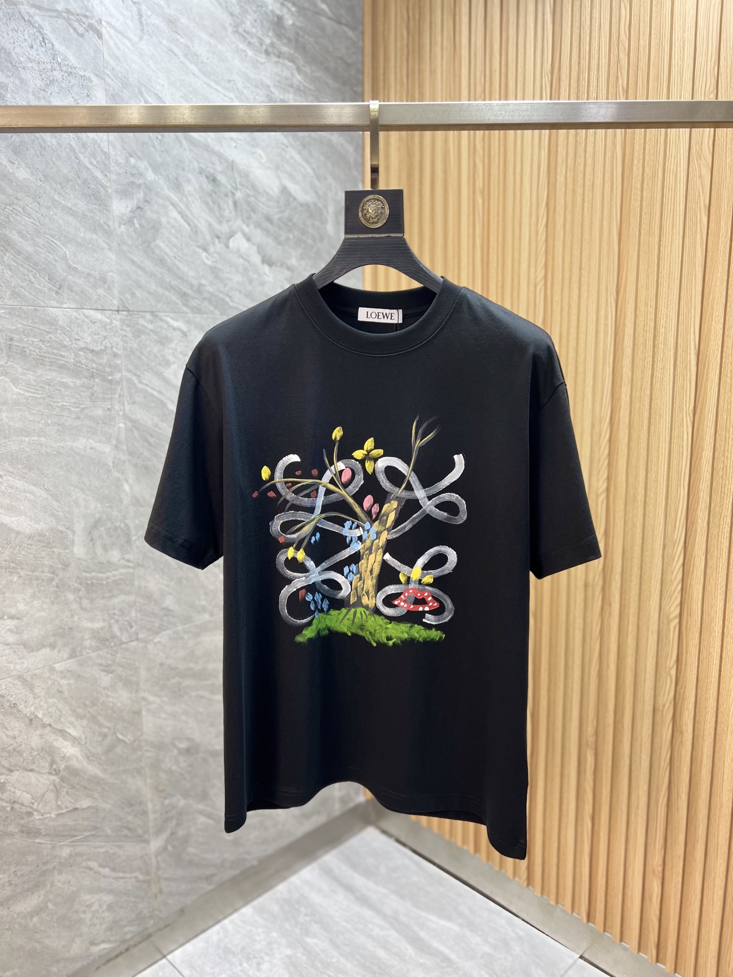 NO:833340,Loewe/Luoyiwei 2026 spring and summer new products, complete with three labels, pure cotton round neck short-sleeved T-shirt, size S-XXXL / recommended M, loose fit,,loewe,loewe,T-shirt,tees,t-shirt,19860909Loewe/罗意威 2026春夏新品上新 三标齐全 纯棉圆领短袖T恤 码数S-XXXL /建议M 宽松版型,,loewe,loewe,T-shirt,tees，t-shirt,,Men's clothing