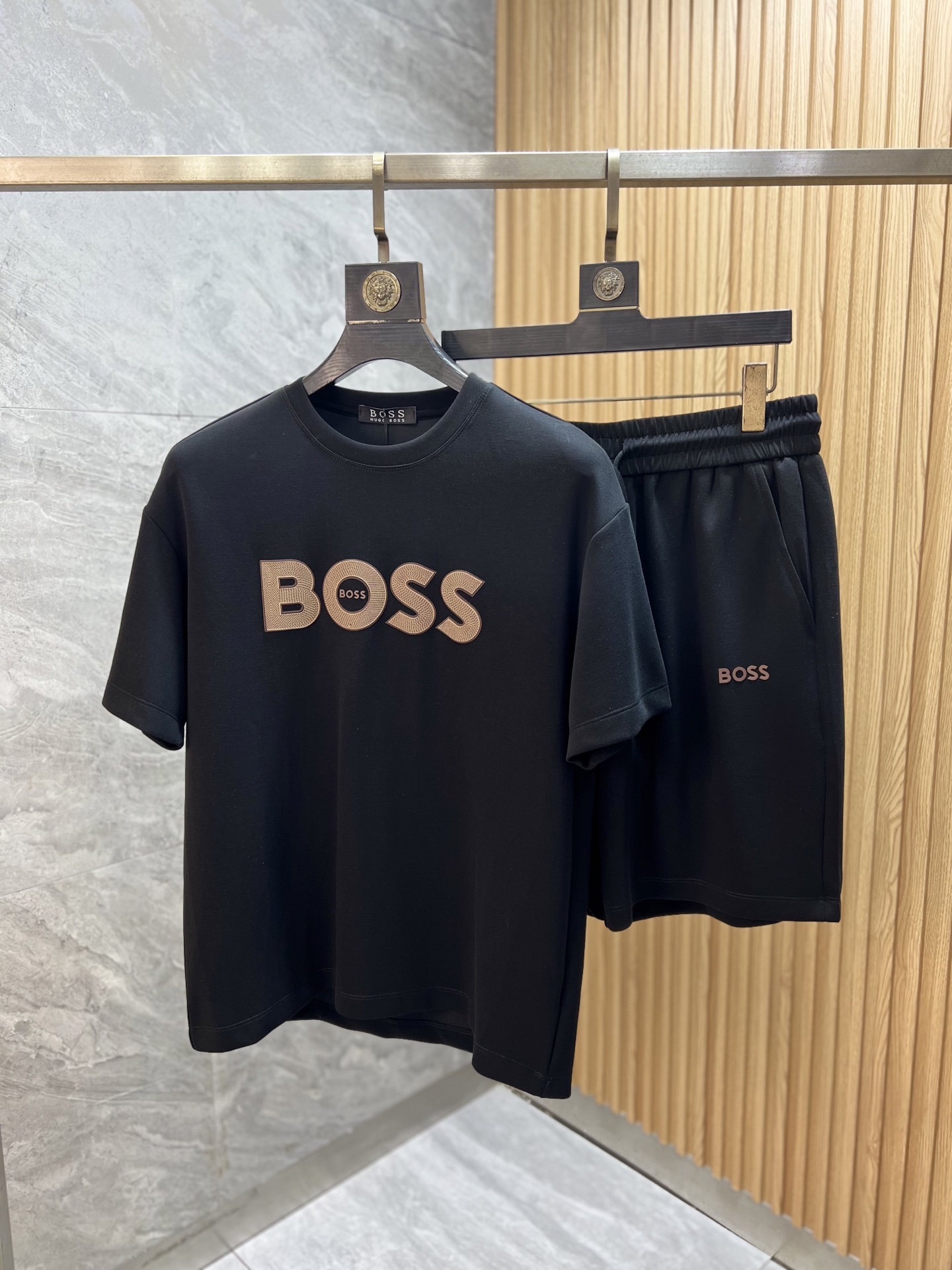 NO:836449,Boss 2026 spring and summer new products, complete with three standards, fashionable casual suits, good products, no need to introduce too much, look at the details, counter size M-XXXL / recommended L,,19860909Boss 2026春夏新品 三标齐全 时尚休闲套装 好货不用过多介绍 看细节 专柜码数 M-XXXL /建议L,,,Men's clothing