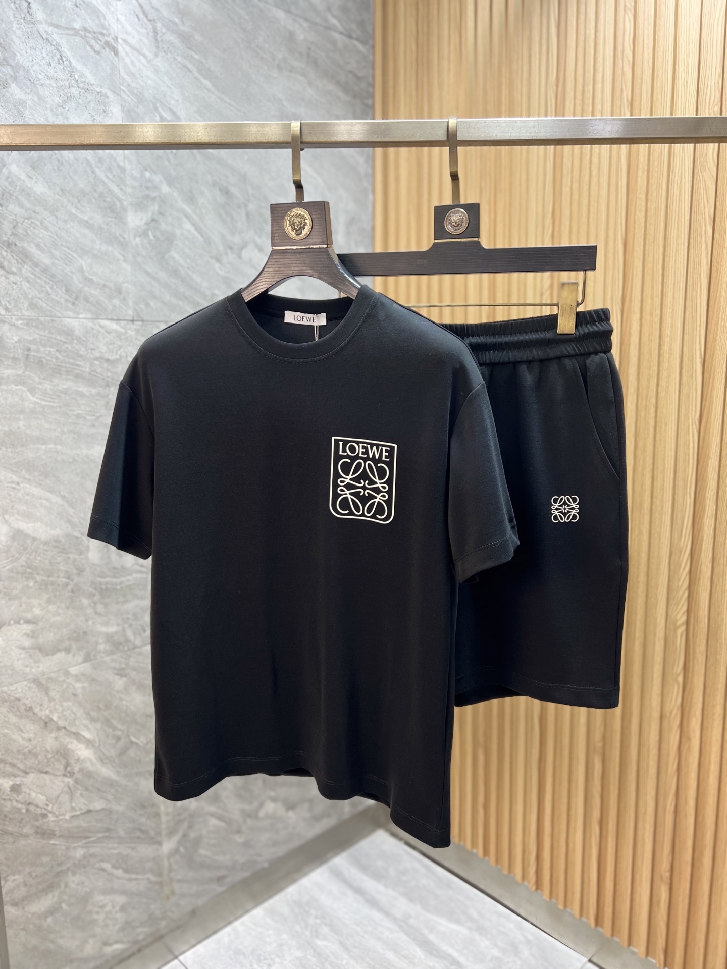 NO:916563,Loewe/Luo Yiwei 2026 spring and summer new products, complete with three standards, fashionable casual suits, good products without too much introduction, look at the details, counter size M-XXXL 175/140, recommended L,, loewe, loewe,19860909Loewe/罗意威 2026春夏新品 三标齐全 时尚休闲套装 好货不用过多介绍 看细节 专柜码数 M-XXXL 175/140建议L,,loewe,loewe,,Men's clothing