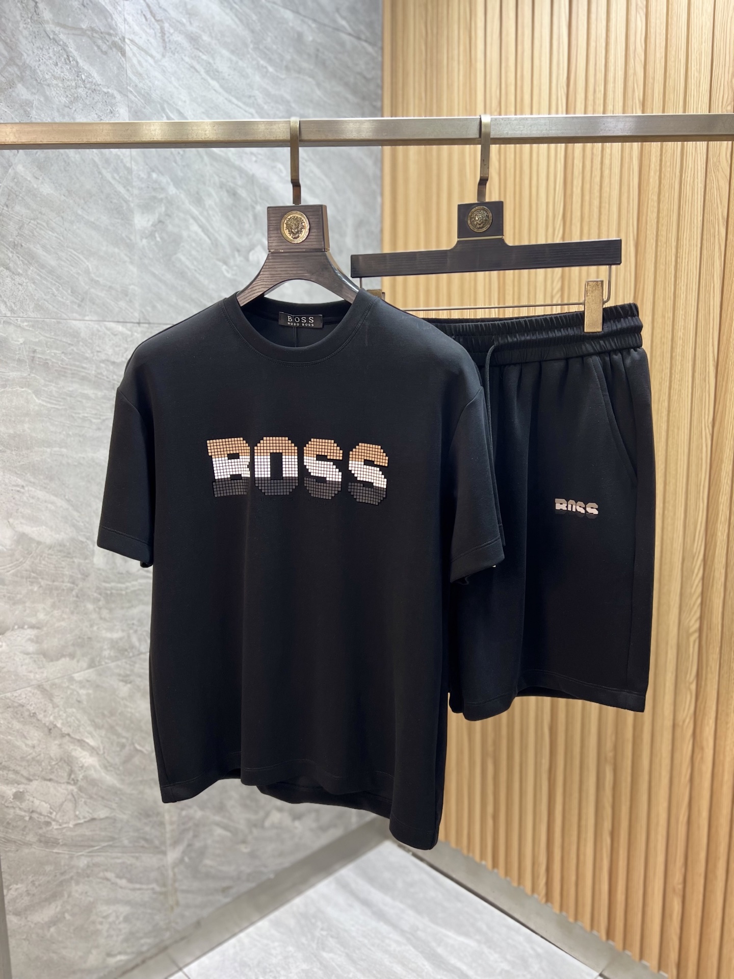 NO:916538,Boss 2026 spring and summer new products, complete with three standards, fashionable casual suits, good products, no need to introduce too much, look at the details, counter size M-XXXL 175/140 recommended L,,19860909Boss 2026春夏新品 三标齐全 时尚休闲套装 好货不用过多介绍 看细节 专柜码数 M-XXXL 175/140建议L,,,Men's clothing