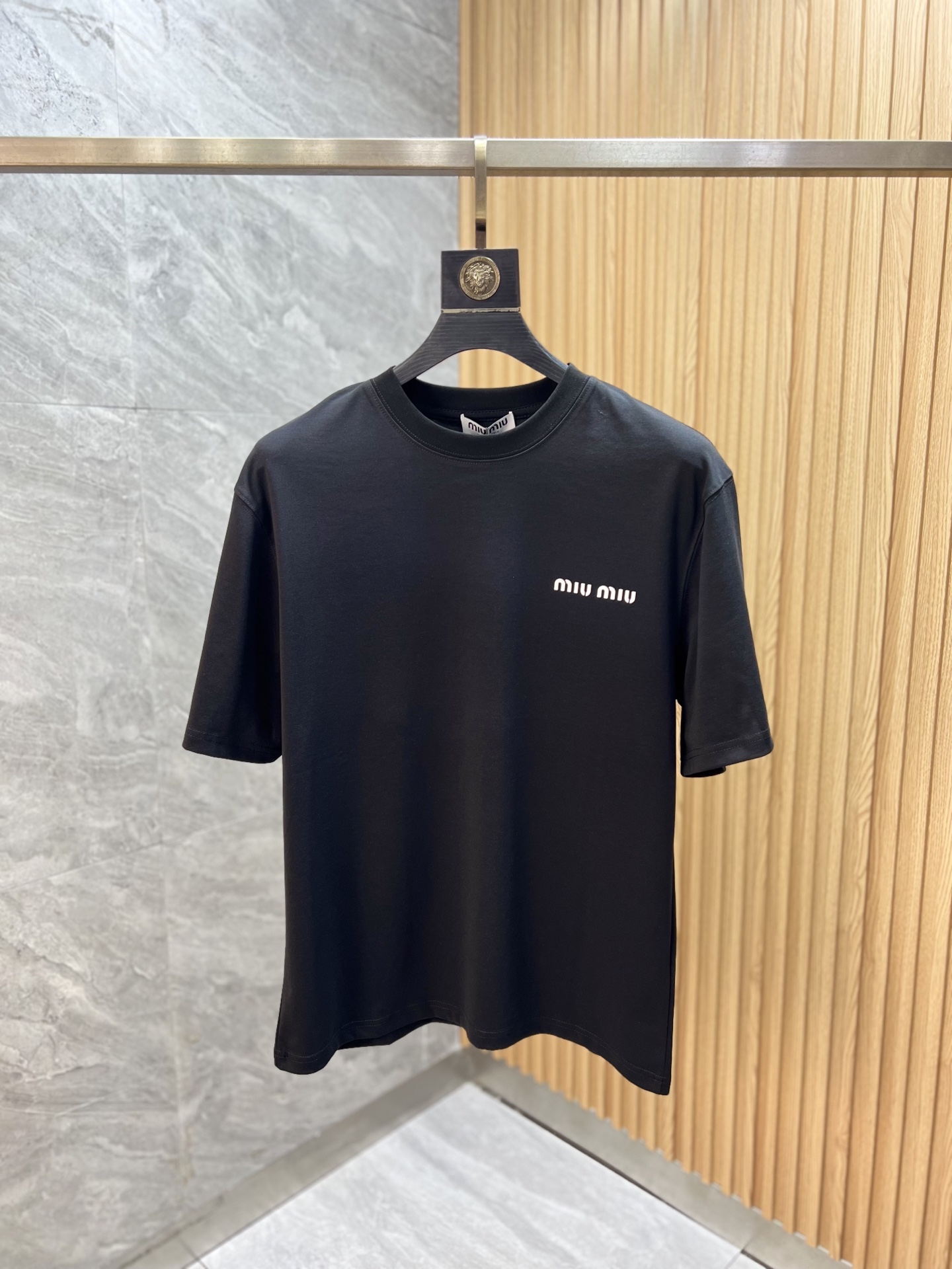NO:929224,MiuMiu 2026 spring and summer new products, complete with three standards, mercerized cotton round neck short-sleeved T-shirt, good product does not need to be introduced too much, look at the details, counter size M-XXXL / recommended L,, miumiu, T-shirt, tees, t-shirt,19860909MiuMiu 2026年春夏新品上新 三标齐全 丝光棉圆领短袖T恤 好货不用过多介绍 看细节 专柜码数M-XXXL /建议L,,miumiu,T-shirt,tees，t-shirt,,Men's clothing