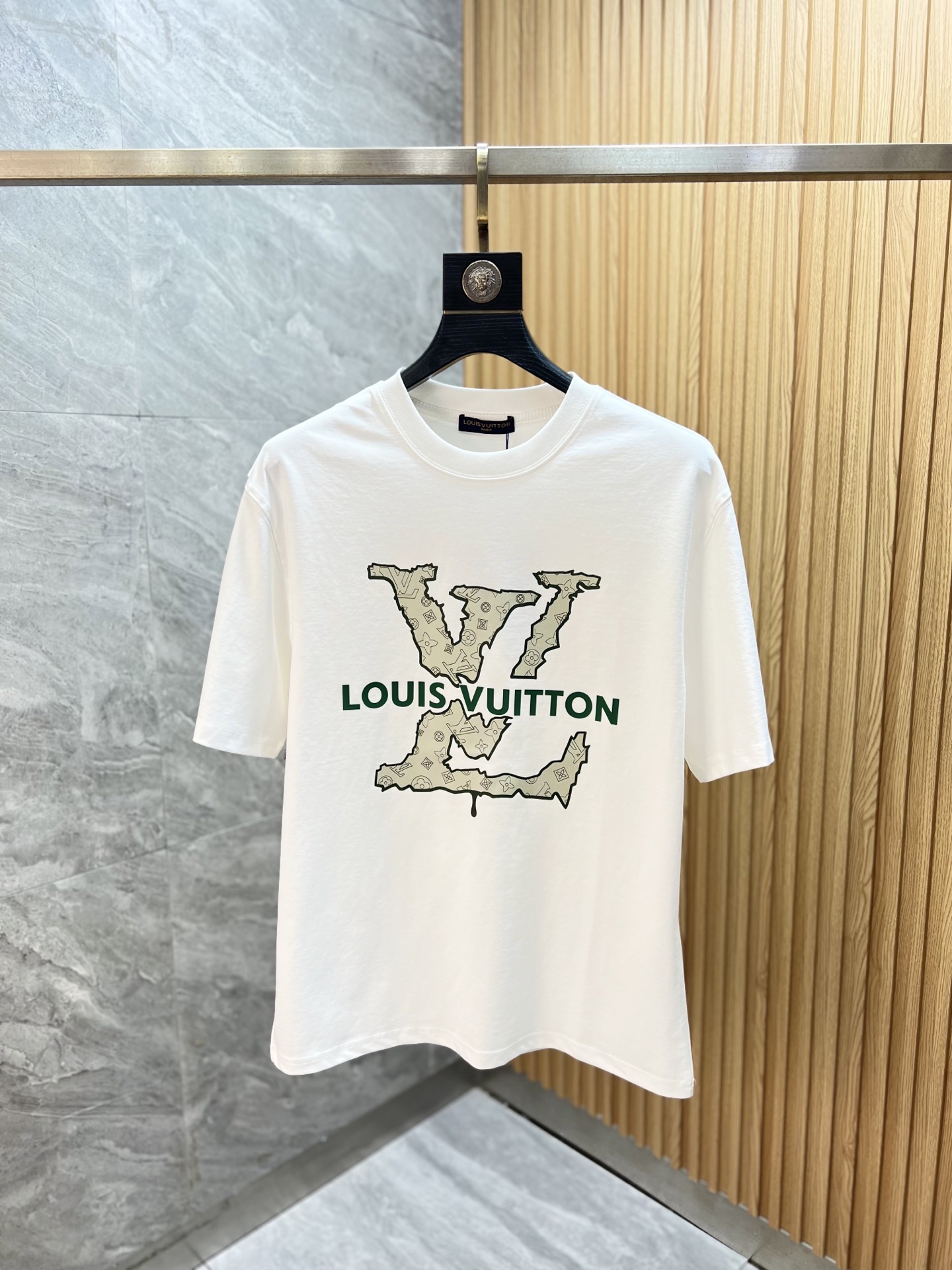 NO:929158,LV/Louis Vuitton 2026 spring and summer new products, complete with three labels, mercerized cotton round neck short-sleeved T-shirt, good product without too much introduction, look at the details, counter size M-XXXL / recommended L,, louis vuitton, louis vuitton, T-shirt, tees, t-shirt,19860909LV/路易威登 2026年春夏新品上新 三标齐全 丝光棉圆领短袖T恤 好货不用过多介绍 看细节 专柜码数M-XXXL /建议L,,louis vuitton,louis vuitton,T-shirt,tees，t-shirt,,Men's clothing