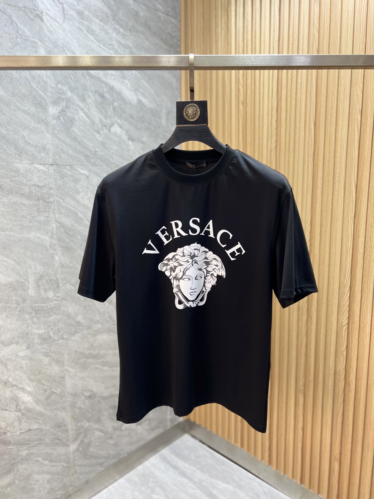 NO:929182,Versace/Versace 2026 new spring and summer new products, complete with three labels, mercerized cotton round neck short-sleeved T-shirt, good product does not need to be introduced too much, look at the details, counter size M-XXXL / recommended L,,versace,versace,T-shirt,tees,t-shirt,19860909Versace/范思哲 2026年春夏新品上新 三标齐全 丝光棉圆领短袖T恤 好货不用过多介绍 看细节 专柜码数M-XXXL /建议L,,versace,versace,T-shirt,tees，t-shirt,,Men's clothing