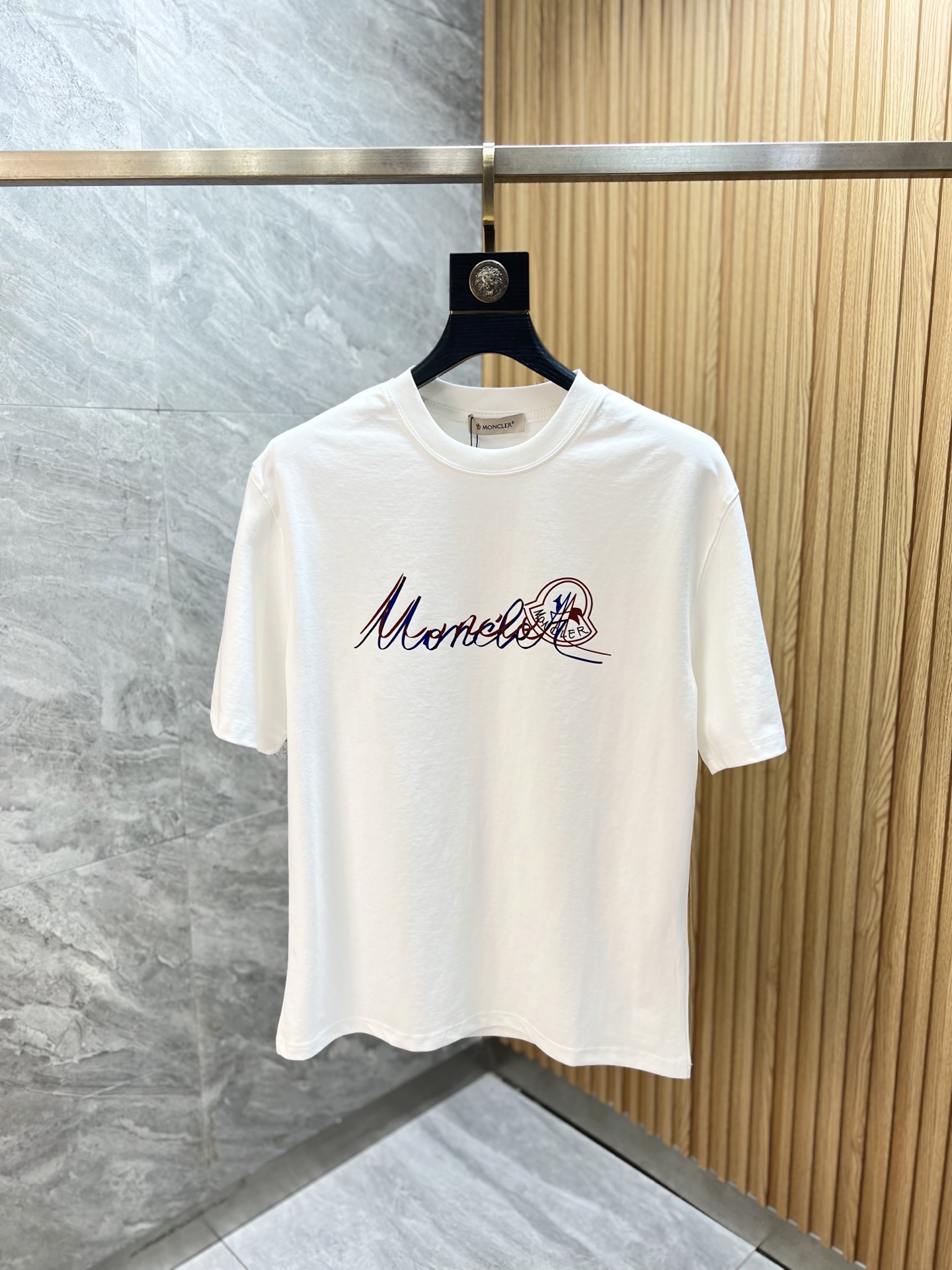 NO:929223,Moncler/Mongolian 2026 spring and summer new products, complete with three labels, mercerized cotton round neck short-sleeved T-shirt, good product does not need to be introduced too much, look at the details, counter size M-XXXL / recommended L,, Moncler, T-shirt, tees, t-shirt,19860909Moncler/蒙口 2026年春夏新品上新 三标齐全 丝光棉圆领短袖T恤 好货不用过多介绍 看细节 专柜码数M-XXXL /建议L,,Moncler,T-shirt,tees，t-shirt,,Men's clothing