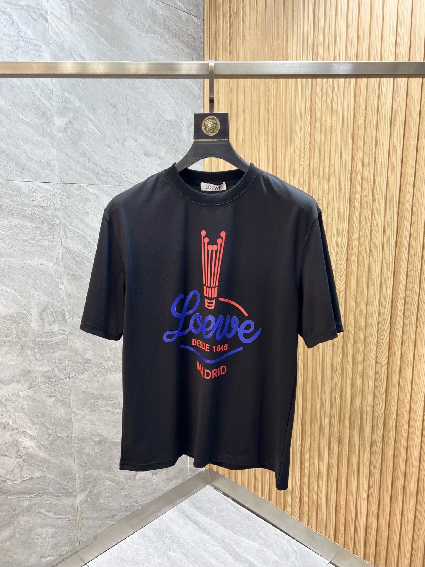 NO:929230,Loewe/Luo Yiwei 2026 spring and summer new products, complete with three labels, mercerized cotton round neck short-sleeved T-shirt, good product does not need to be introduced too much, look at the details, counter size M-XXXL / recommended L,, loewe, loewe, T-shirt, tees, t-shirt,19860909Loewe/罗意威 2026年春夏新品上新 三标齐全 丝光棉圆领短袖T恤 好货不用过多介绍 看细节 专柜码数M-XXXL /建议L,,loewe,loewe,T-shirt,tees，t-shirt,,Men's clothing