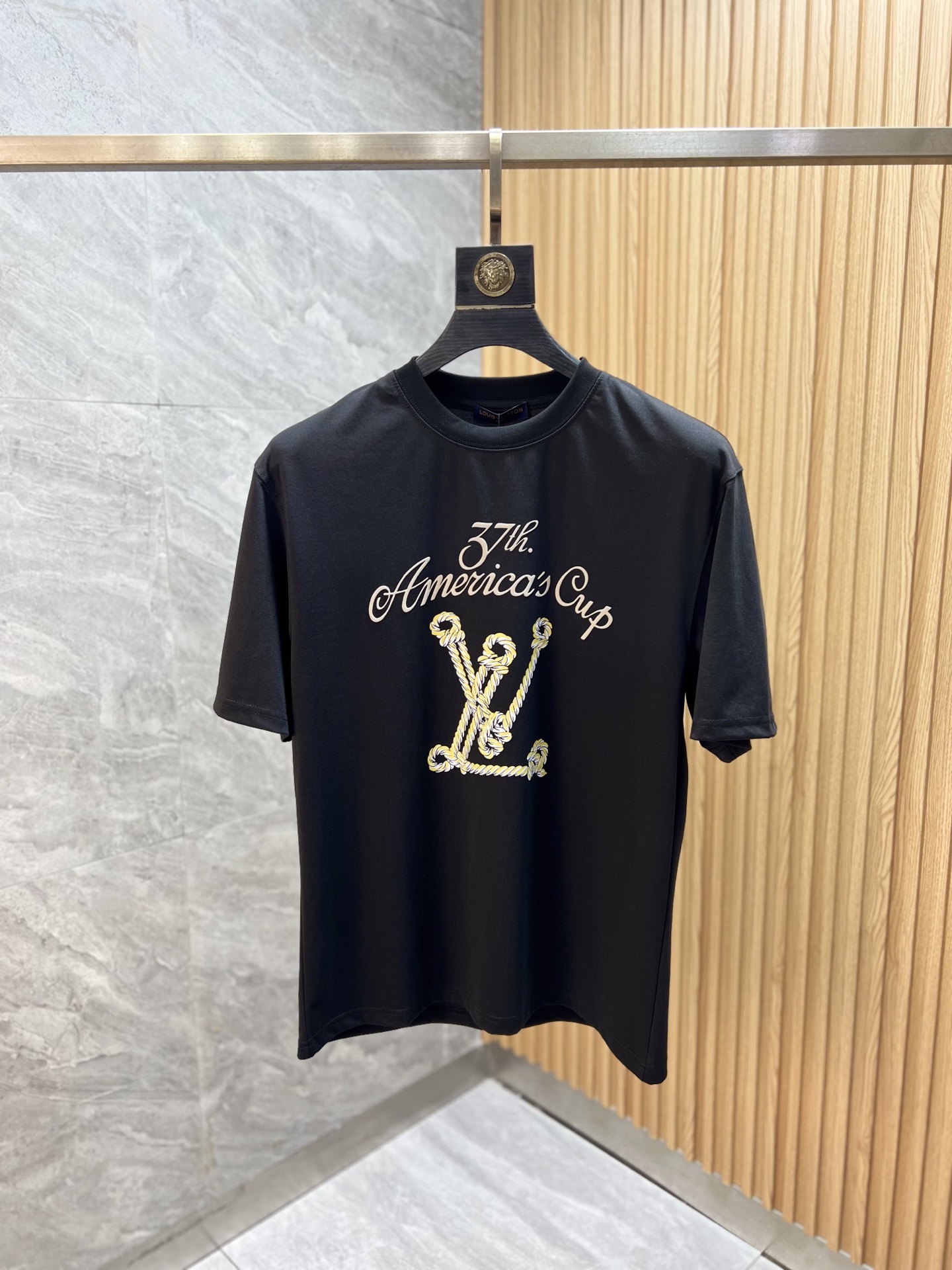 NO:929250,LV/Louis Vuitton 2026 spring and summer new products, complete with three labels, mercerized cotton round neck short-sleeved T-shirt, good product without too much introduction, look at the details, counter size M-XXXL / recommended L,, louis vuitton, louis vuitton, T-shirt, tees, t-shirt,19860909LV/路易威登 2026年春夏新品上新 三标齐全 丝光棉圆领短袖T恤 好货不用过多介绍 看细节 专柜码数M-XXXL /建议L,,louis vuitton,louis vuitton,T-shirt,tees，t-shirt,,Men's clothing