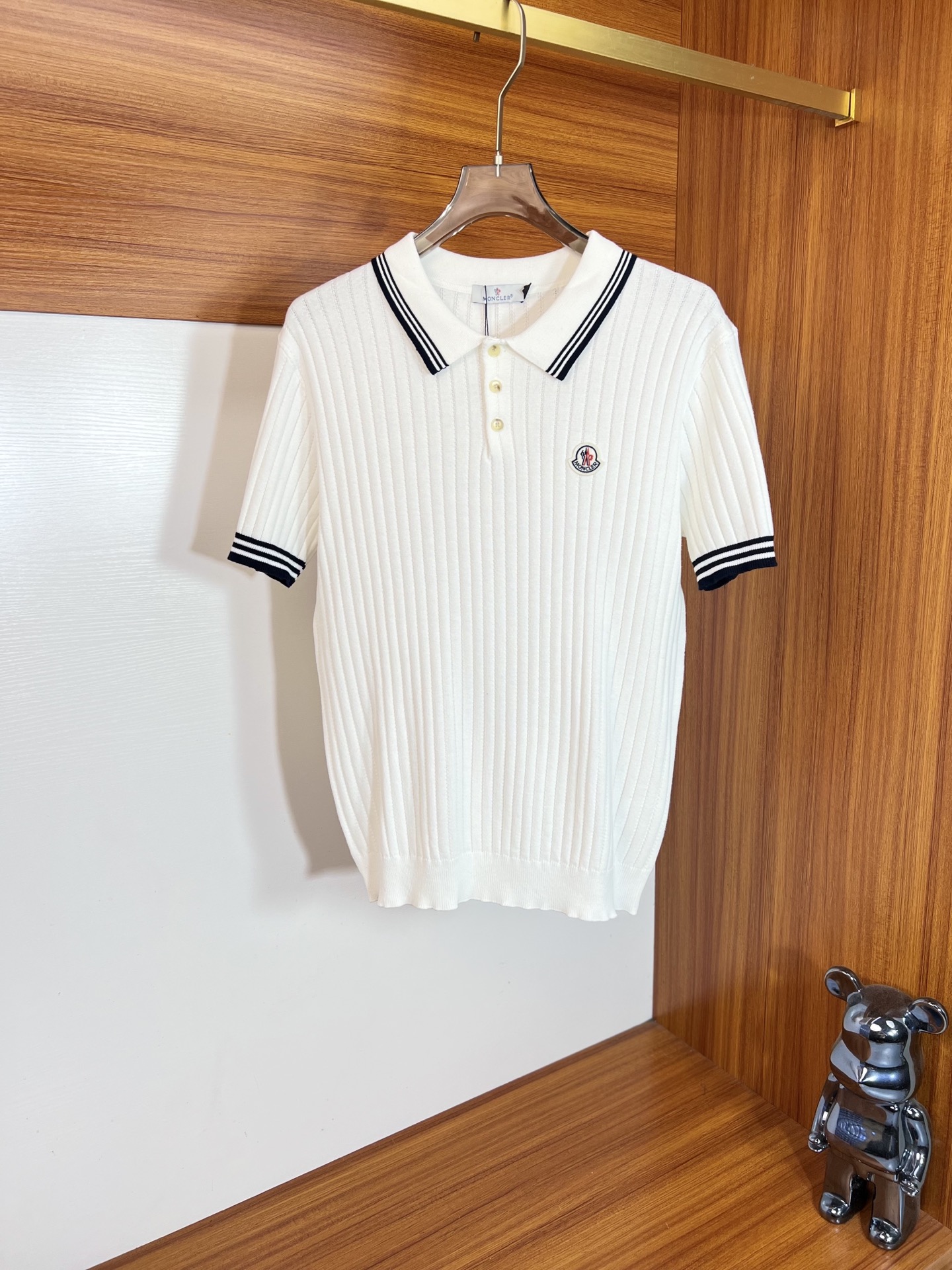 NO:947852,Moncler/Mongolian 2026 new spring and summer new products, complete with three labels, old money style, lapel short-sleeved POLO shirt, good product, no need to introduce too much, look at the details, counter size M-XXXL 175/140, recommended L,, Moncler, T-shirt,19860909Moncler/蒙口 2026年春夏新品上新 三标齐全 老钱风 翻领短袖POLO衫 好货不用过多介绍 看细节 专柜码数M-XXXL 175/140建议L,,Moncler,T-shirt,,Men's clothing