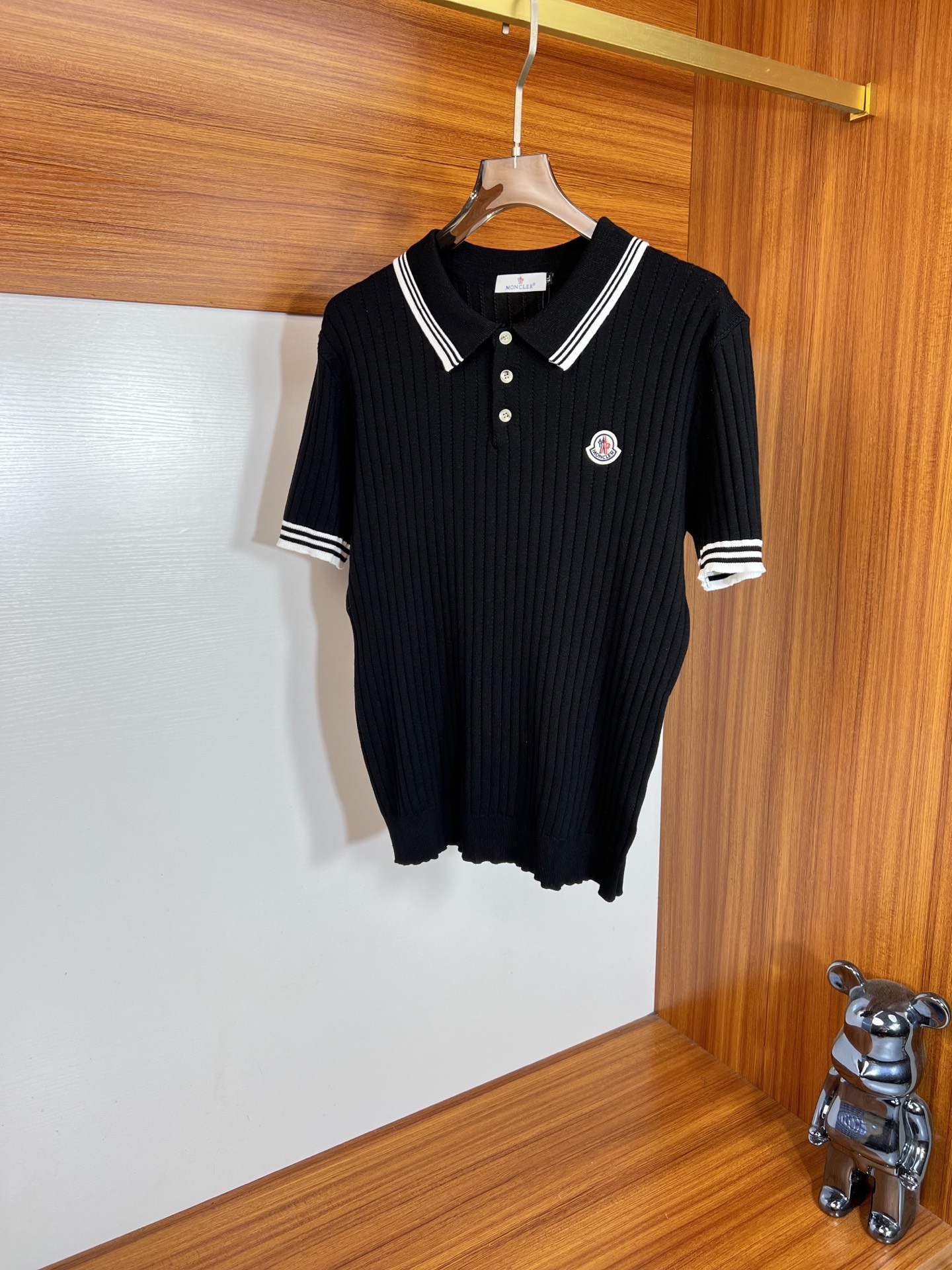 NO:929266,Moncler/Mongolian 2026 new spring and summer new products, complete with three labels, old money style, lapel short-sleeved POLO shirt, good product, no need to introduce too much, look at the details, counter size M-XXXL / recommended L,, Moncler, T-shirt,19860909Moncler/蒙口 2026年春夏新品上新 三标齐全 老钱风 翻领短袖POLO衫 好货不用过多介绍 看细节 专柜码数M-XXXL /建议L,,Moncler,T-shirt,,Men's clothing