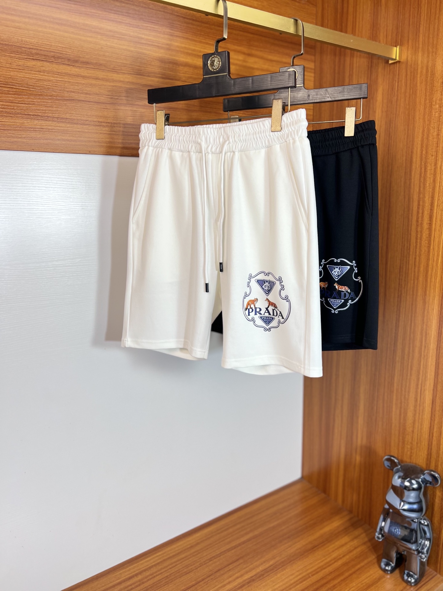 NO:929277,prada/Prada 2026 spring and summer new products, complete with three standards, five-point shorts, good products, no need to introduce too much, look at the details, counter size M-XXXL / upper body recommended L,, prada, prada, shorts,19860909prada/普拉达 2026春夏新品 三标齐全 五分短裤 好货不用过多介绍 看细节 专柜码数M-XXXL /上身建议L,,prada,prada,shorts,,Men's clothing