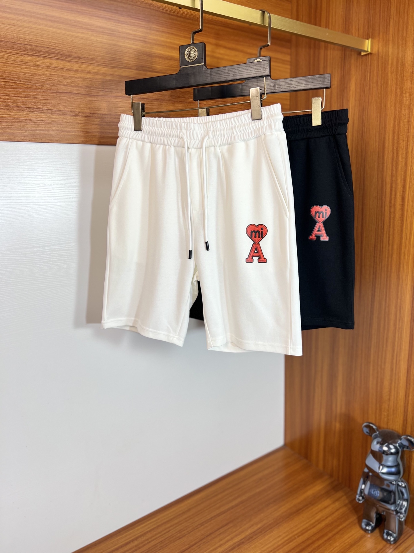 NO:929291,Ami 2026 spring and summer new products, complete with three standards, five-point shorts, good products, no need to introduce too much, look at the details, counter size M-XXXL / upper body recommended L,,shorts,19860909Ami 2026春夏新品 三标齐全 五分短裤 好货不用过多介绍 看细节 专柜码数M-XXXL /上身建议L,,shorts,,Men's clothing