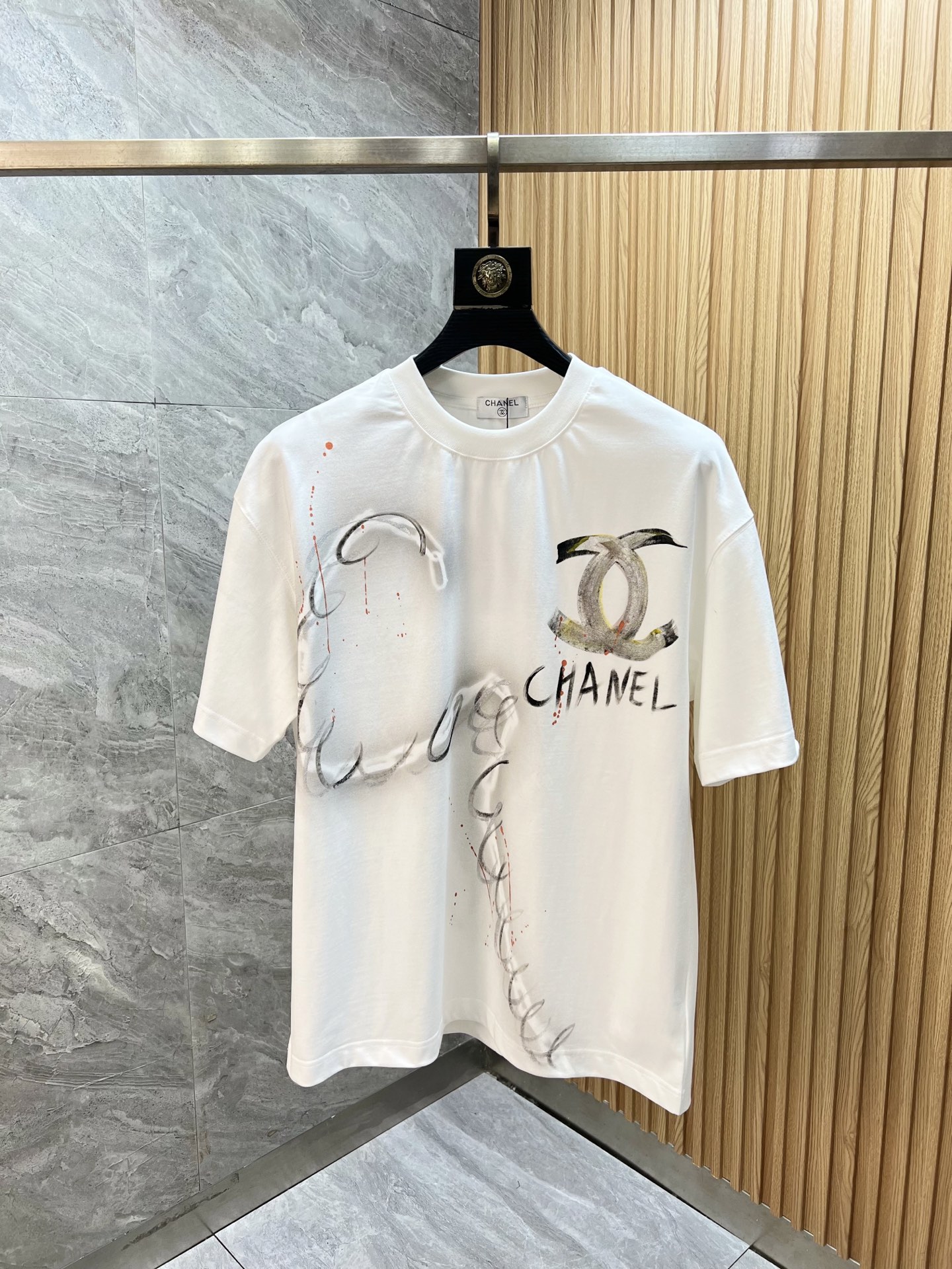 NO:843082,Chanel/Chanel 2026 spring and summer new products, complete with three standards, pure cotton short-sleeved T-shirt, good product does not need to be introduced too much, look at the details, counter size S-XXL / recommended M,,chanel,chanel,T-shirt,tees,t-shirt,19860909Chanel/香奈儿 2026春夏新品 三标齐全 纯棉短袖T恤 好货不用过多介绍 看细节 专柜码数S-XXL /建议M,,chanel,chanel,T-shirt,tees，t-shirt,,Men's clothing