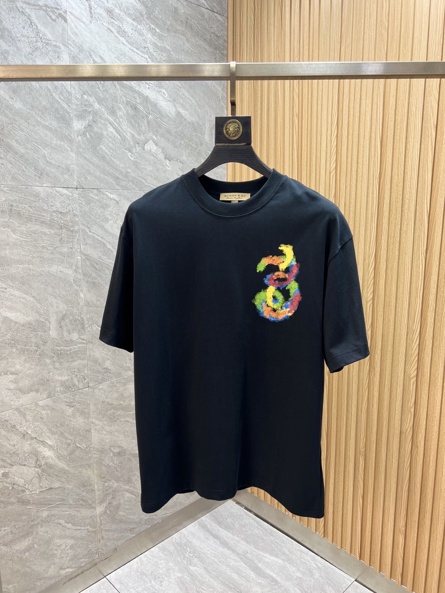 NO:843091,Burberry/Burberry 2026 spring and summer new products, complete with three labels, pure cotton short-sleeved T-shirt, good product does not need to be introduced too much, look at the details, counter size S-XXL / recommended M,, burberry, burberry, T-shirt, tees, t-shirt,19860909Burberry/巴宝莉 2026春夏新品 三标齐全 纯棉短袖T恤 好货不用过多介绍 看细节 专柜码数S-XXL /建议M,,burberry,burberry,T-shirt,tees，t-shirt,,Men's clothing