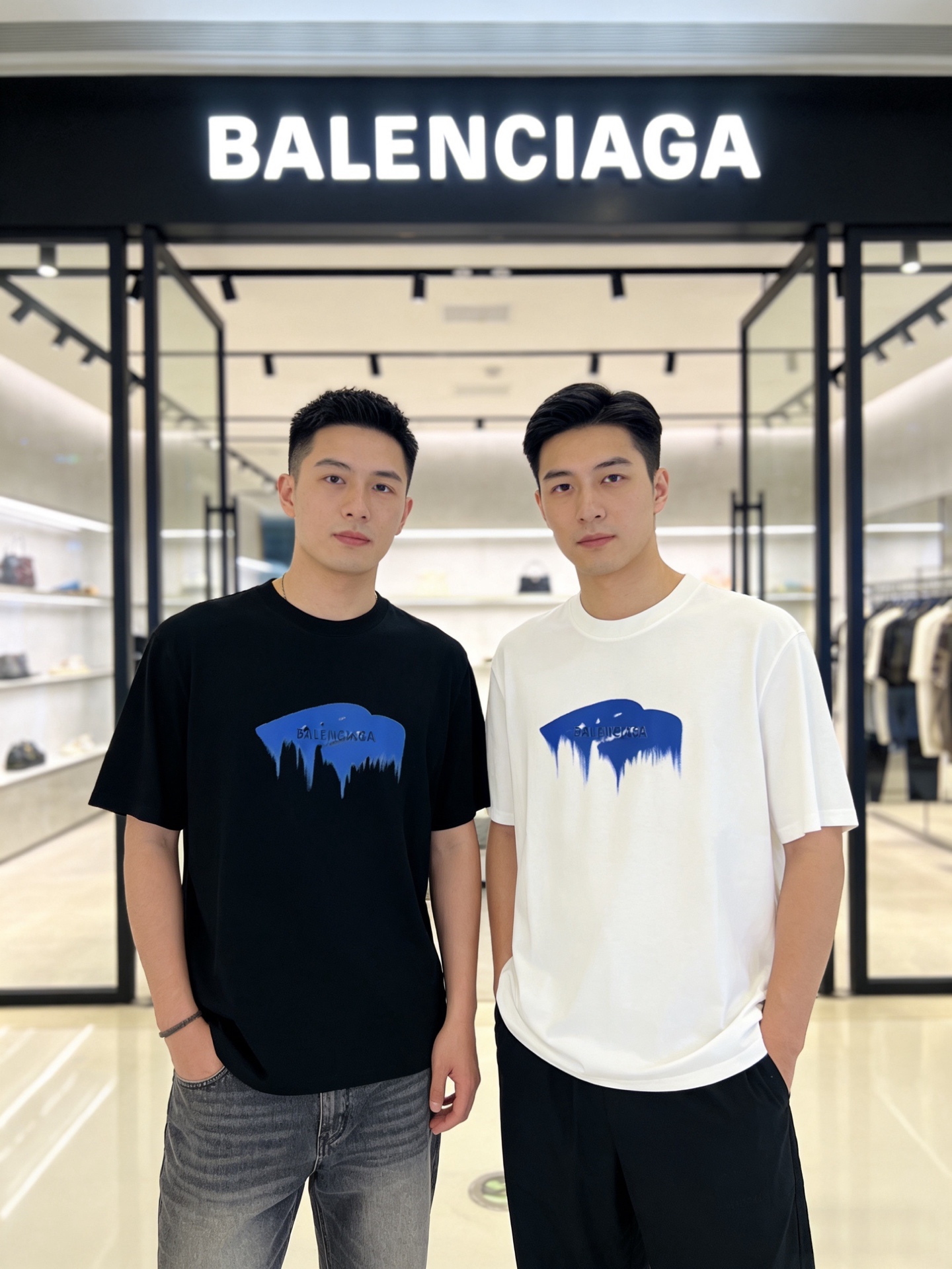 NO:843132,Balenciaga/Balenciaga 2026 spring and summer new products, complete with three labels, round neck pure cotton short-sleeved T-shirt, good product without too much introduction, look at the details, counter size M-XXXL / recommended L, slightly loose version,,balenciaga,balenciaga,T-shirt,tees,t-shirt,19860909Balenciaga/巴黎世家 2026春夏新品 三标齐全 圆领纯棉短袖T恤 好货不用过多介绍 看细节 专柜码数M-XXXL /建议L 微宽松版型,,balenciaga,balenciaga,T-shirt,tees，t-shirt,,Men's clothing