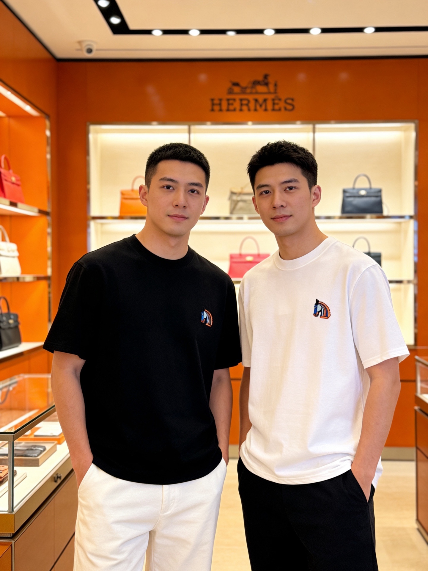 NO:843092,Hermes/Hermès 2026 spring and summer new products, complete with three standards, round neck pure cotton short-sleeved T-shirt, good product does not need to be introduced too much, look at the details, counter size M-XXXL / recommended L, slightly loose version, hermes, hermes, T-shirt, tees, t-shirt,19860909Hermes/爱马仕 2026春夏新品 三标齐全 圆领纯棉短袖T恤 好货不用过多介绍 看细节 专柜码数M-XXXL /建议L 微宽松版型,,hermes,hermes,T-shirt,tees，t-shirt,,Men's clothing
