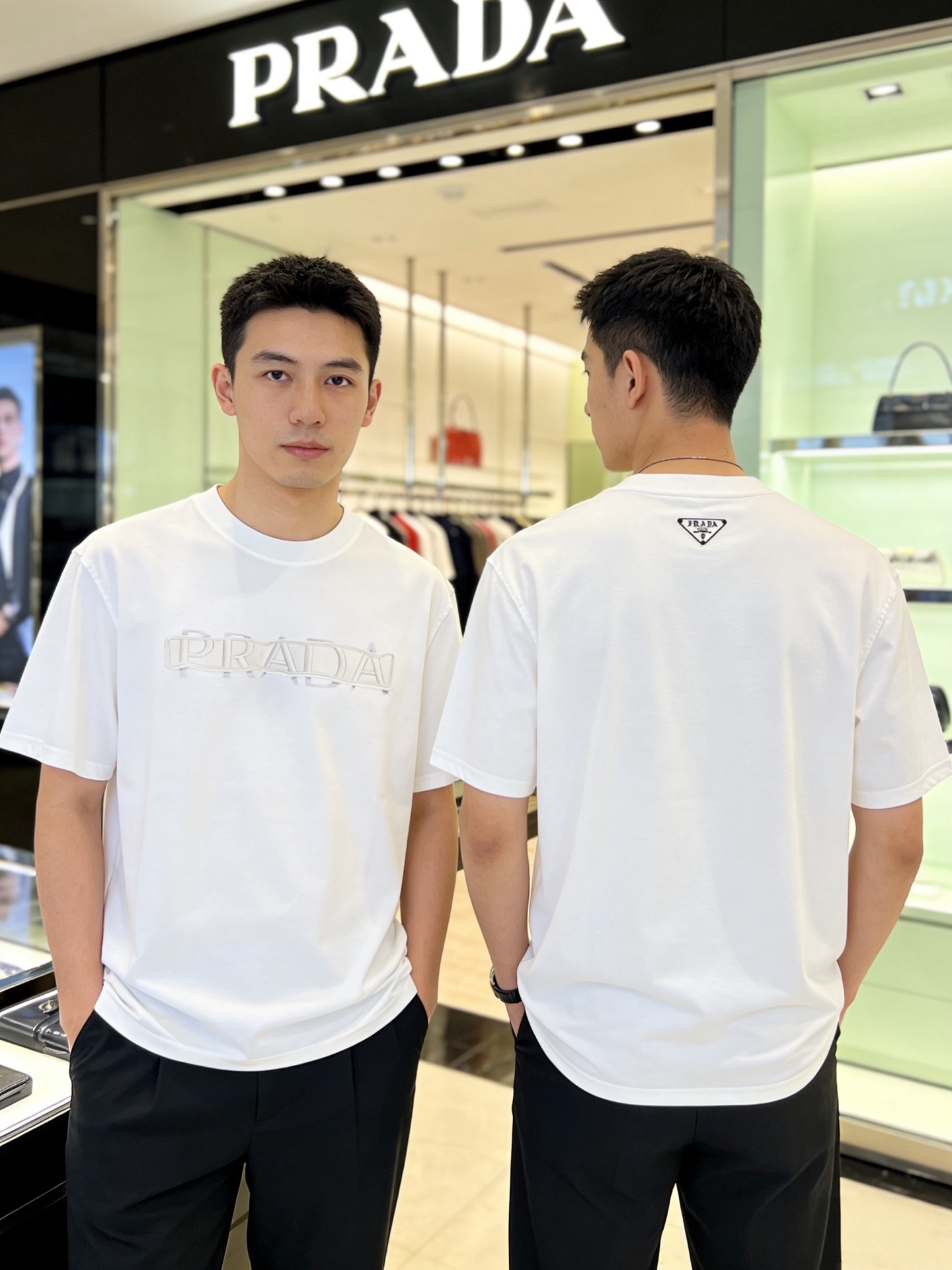 NO:843126,prada/Prada 2026 spring and summer new products, complete with three standards, round neck pure cotton short-sleeved T-shirt, good product does not need to be introduced too much, look at the details, counter size M-XXXL / recommended L, slightly loose version, prada, prada, T-shirt, tees, t-shirt,19860909prada/普拉达 2026春夏新品 三标齐全 圆领纯棉短袖T恤 好货不用过多介绍 看细节 专柜码数M-XXXL /建议L 微宽松版型,,prada,prada,T-shirt,tees，t-shirt,,Men's clothing