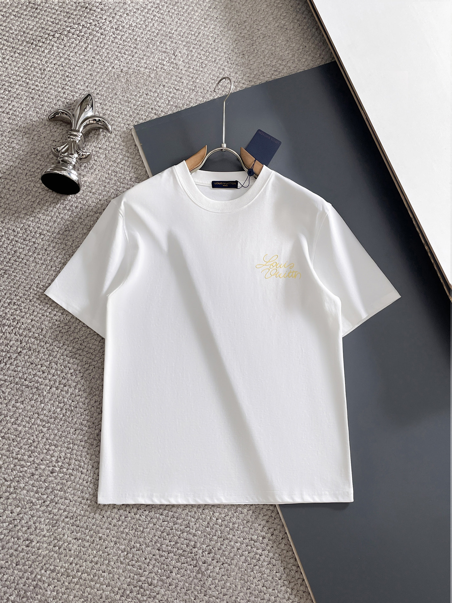 NO:935825,LV/Louis Vuitton 2026 spring and summer new products, complete with three labels, mercerized cotton round neck short-sleeved T-shirt, good product without too much introduction, look at the details, counter size M-XXXL 175/140 recommended L,, louis vuitton, louis vuitton, T-shirt, tees, t-shirt,19860909LV/路易威登 2026年春夏新品上新 三标齐全 丝光棉圆领短袖T恤 好货不用过多介绍 看细节 专柜码数M-XXXL 175/140建议L,,louis vuitton,louis vuitton,T-shirt,tees，t-shirt,,Men's clothing