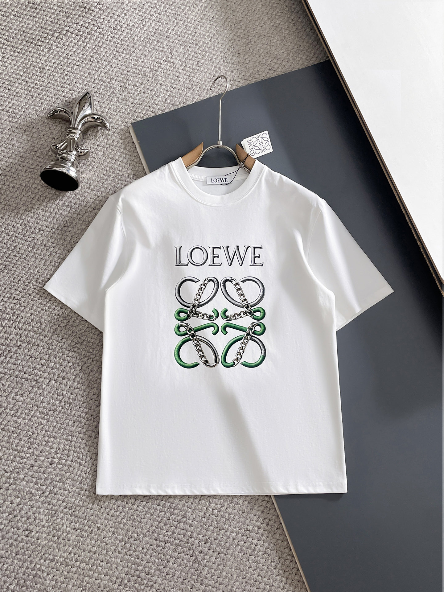 NO:935828,Loewe/Luo Yiwei 2026 spring and summer new products, complete with three labels, mercerized cotton round neck short-sleeved T-shirt, good product does not need to be introduced too much, look at the details, counter size M-XXXL 175/140, recommended L,, loewe, loewe, T-shirt, tees, t-shirt,19860909Loewe/罗意威 2026年春夏新品上新 三标齐全 丝光棉圆领短袖T恤 好货不用过多介绍 看细节 专柜码数M-XXXL 175/140建议L,,loewe,loewe,T-shirt,tees，t-shirt,,Men's clothing