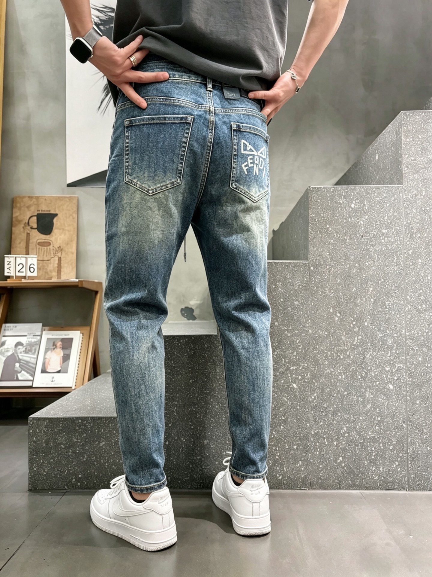 NO:937560,Fendi/Fendi 2026 spring and summer new products, complete with three labels, jeans, good products, no need to introduce too much, look at the details, counter size 29-38, 175/140 upper body size 32,,fendi,fendi,jeans,19860909Fendi/芬迪 2026春夏新品 三标齐全 牛仔裤 好货不用过多介绍 看细节 专柜码数29-38 175/140上身32码,,fendi,fendi,jeans,,Men's clothing