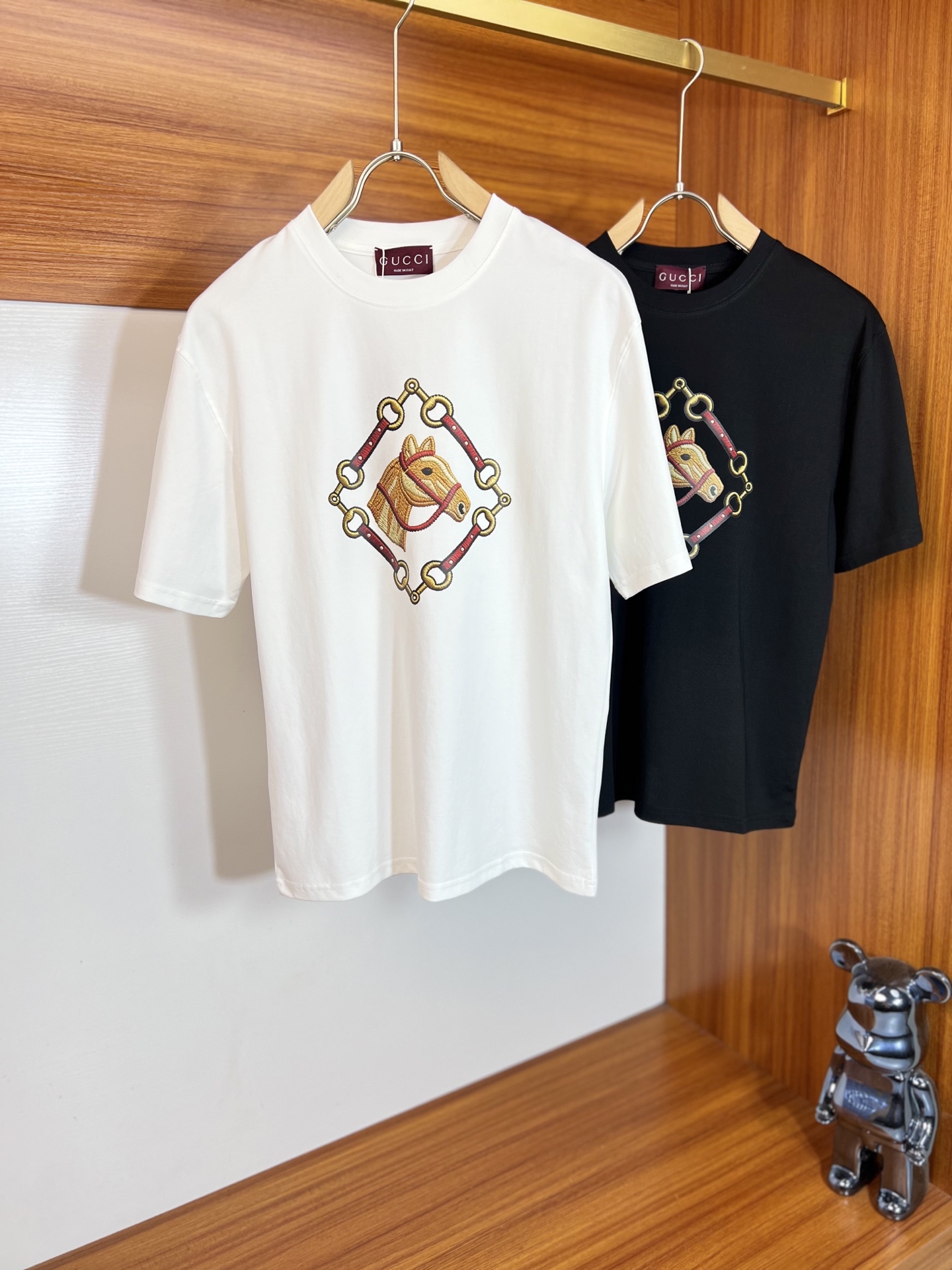 NO:937487,Gucci/Gucci 2026 spring and summer new products, complete with three labels, mercerized cotton round neck short-sleeved T-shirt, good product does not need to be introduced too much, look at the details, counter size M-XXXL / recommended L,, gucci, T-shirt, tees, t-shirt,19860909Gucci/古奇 2026年春夏新品上新 三标齐全 丝光棉圆领短袖T恤 好货不用过多介绍 看细节 专柜码数M-XXXL /建议L,,gucci,T-shirt,tees，t-shirt,,Men's clothing
