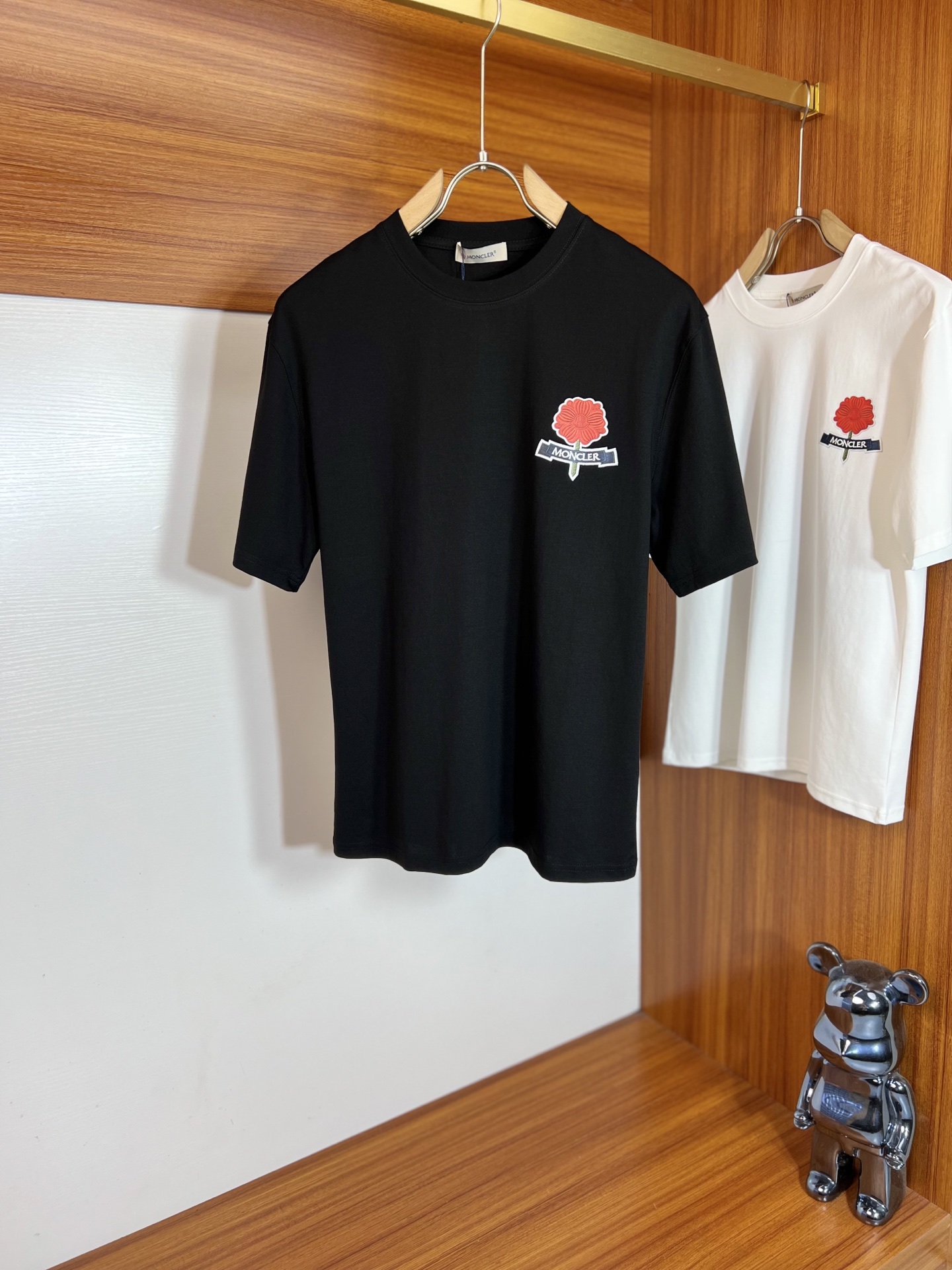 NO:937490,Moncler/Mongolian 2026 spring and summer new products, complete with three labels, mercerized cotton round neck short-sleeved T-shirt, good product does not need to be introduced too much, look at the details, counter size M-XXXL / recommended L,, Moncler, T-shirt, tees, t-shirt,19860909Moncler/蒙口 2026年春夏新品上新 三标齐全 丝光棉圆领短袖T恤 好货不用过多介绍 看细节 专柜码数M-XXXL /建议L,,Moncler,T-shirt,tees，t-shirt,,Men's clothing