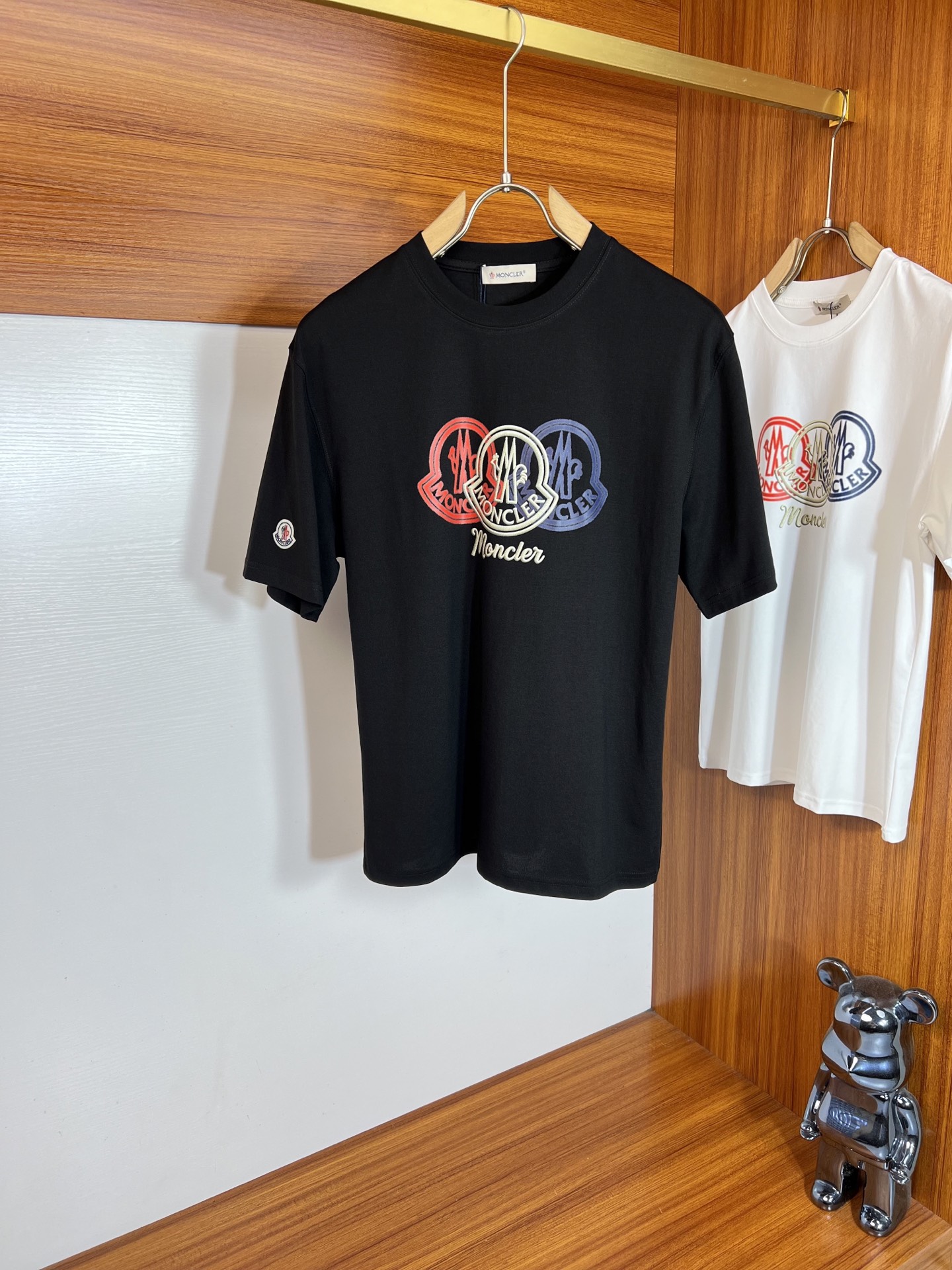 NO:937467,Moncler/Mongolian 2026 spring and summer new products, complete with three labels, mercerized cotton round neck short-sleeved T-shirt, good product does not need to be introduced too much, look at the details, counter size M-XXXL / recommended L,, Moncler, T-shirt, tees, t-shirt,19860909Moncler/蒙口 2026年春夏新品上新 三标齐全 丝光棉圆领短袖T恤 好货不用过多介绍 看细节 专柜码数M-XXXL /建议L,,Moncler,T-shirt,tees，t-shirt,,Men's clothing
