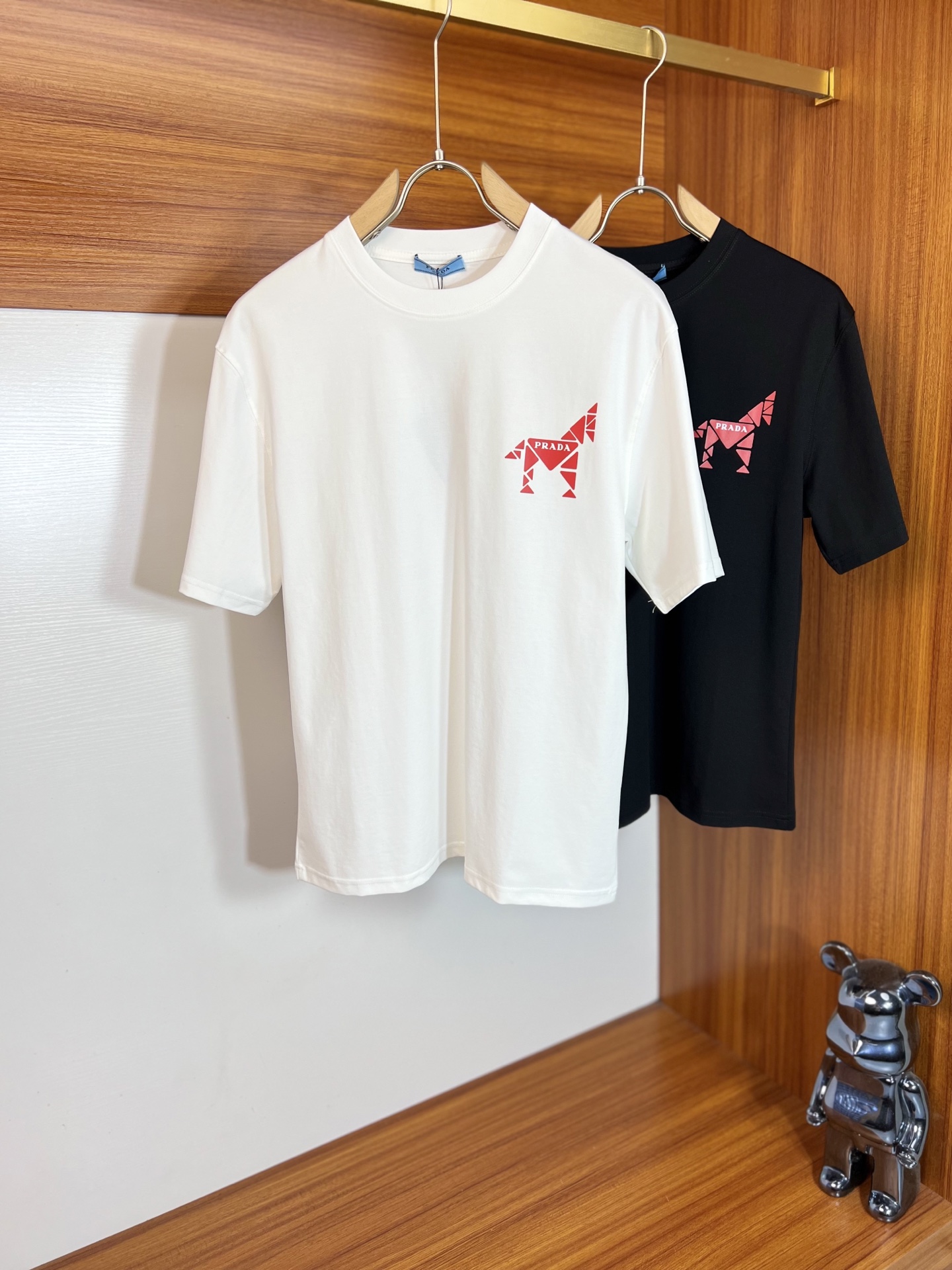 NO:937473,prada/Prada 2026 spring and summer new products, complete with three labels, mercerized cotton round neck short-sleeved T-shirt, good product without too much introduction, look at the details, counter size M-XXXL / recommended L,, prada, prada, T-shirt, tees, t-shirt,19860909prada/普拉达 2026年春夏新品上新 三标齐全 丝光棉圆领短袖T恤 好货不用过多介绍 看细节 专柜码数M-XXXL /建议L,,prada,prada,T-shirt,tees，t-shirt,,Men's clothing
