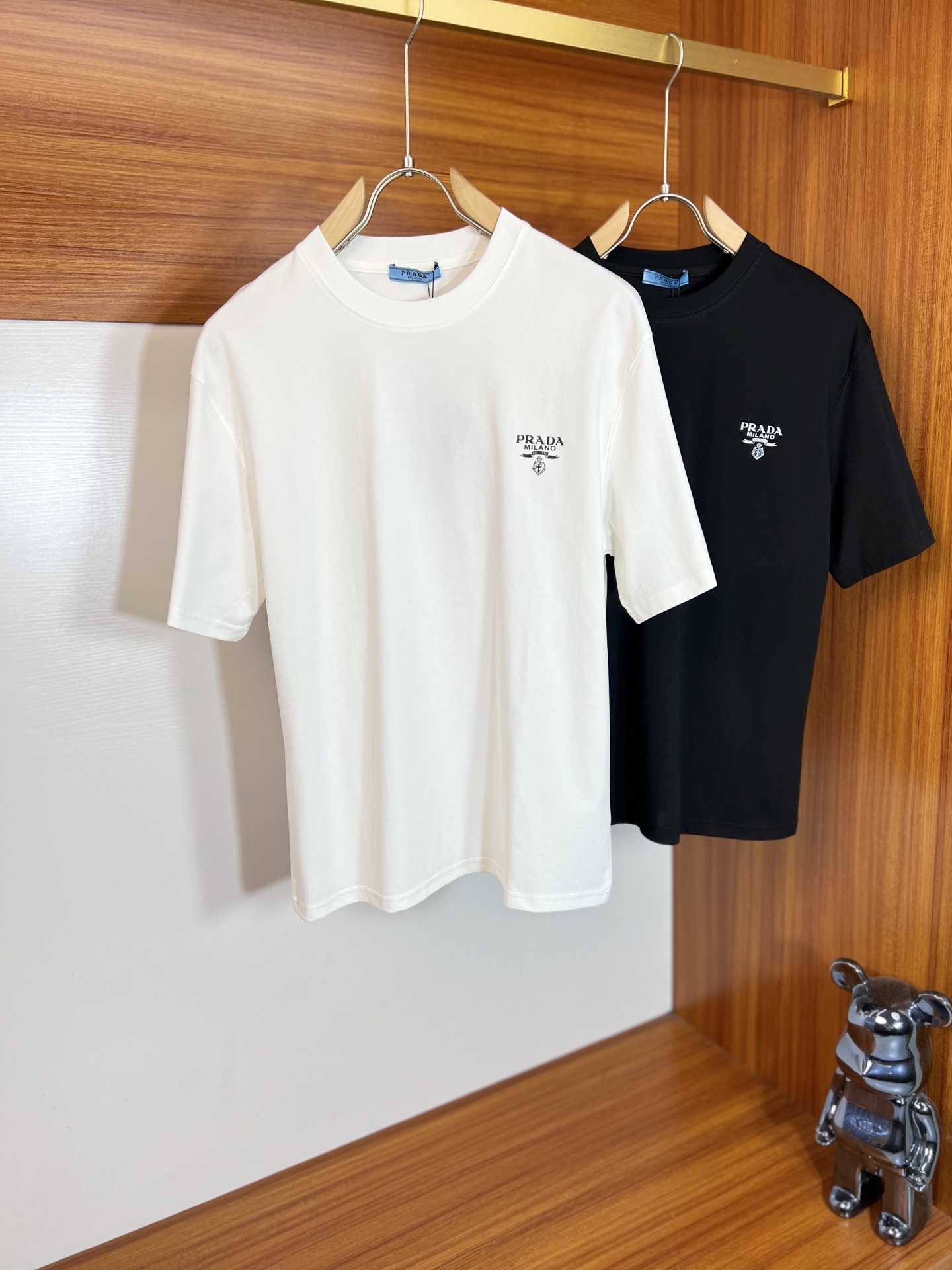 NO:937479,prada/Prada 2026 spring and summer new products, complete with three labels, mercerized cotton round neck short-sleeved T-shirt, good product without too much introduction, look at the details, counter size M-XXXL / recommended L,, prada, prada, T-shirt, tees, t-shirt,19860909prada/普拉达 2026年春夏新品上新 三标齐全 丝光棉圆领短袖T恤 好货不用过多介绍 看细节 专柜码数M-XXXL /建议L,,prada,prada,T-shirt,tees，t-shirt,,Men's clothing