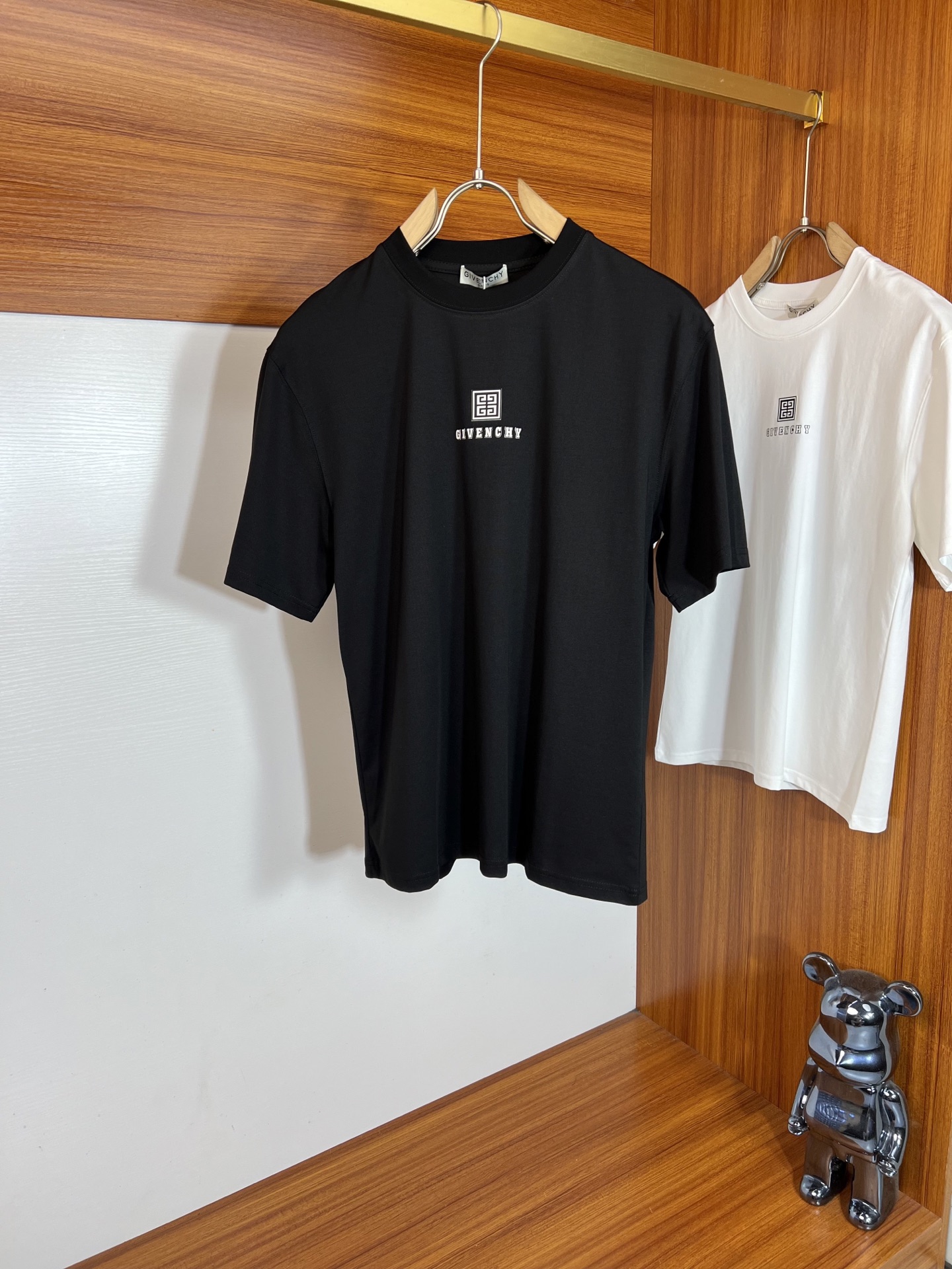 NO:937488,give/Givenchy 2026 spring and summer new products, complete with three labels, mercerized cotton round neck short-sleeved T-shirt, good product without too much introduction, look at the details, counter size M-XXXL / recommended L,,givenchy,givenchy,T-shirt,tees,t-shirt,19860909give/纪梵希 2026年春夏新品上新 三标齐全 丝光棉圆领短袖T恤 好货不用过多介绍 看细节 专柜码数M-XXXL /建议L,,givenchy,givenchy,T-shirt,tees，t-shirt,,Men's clothing