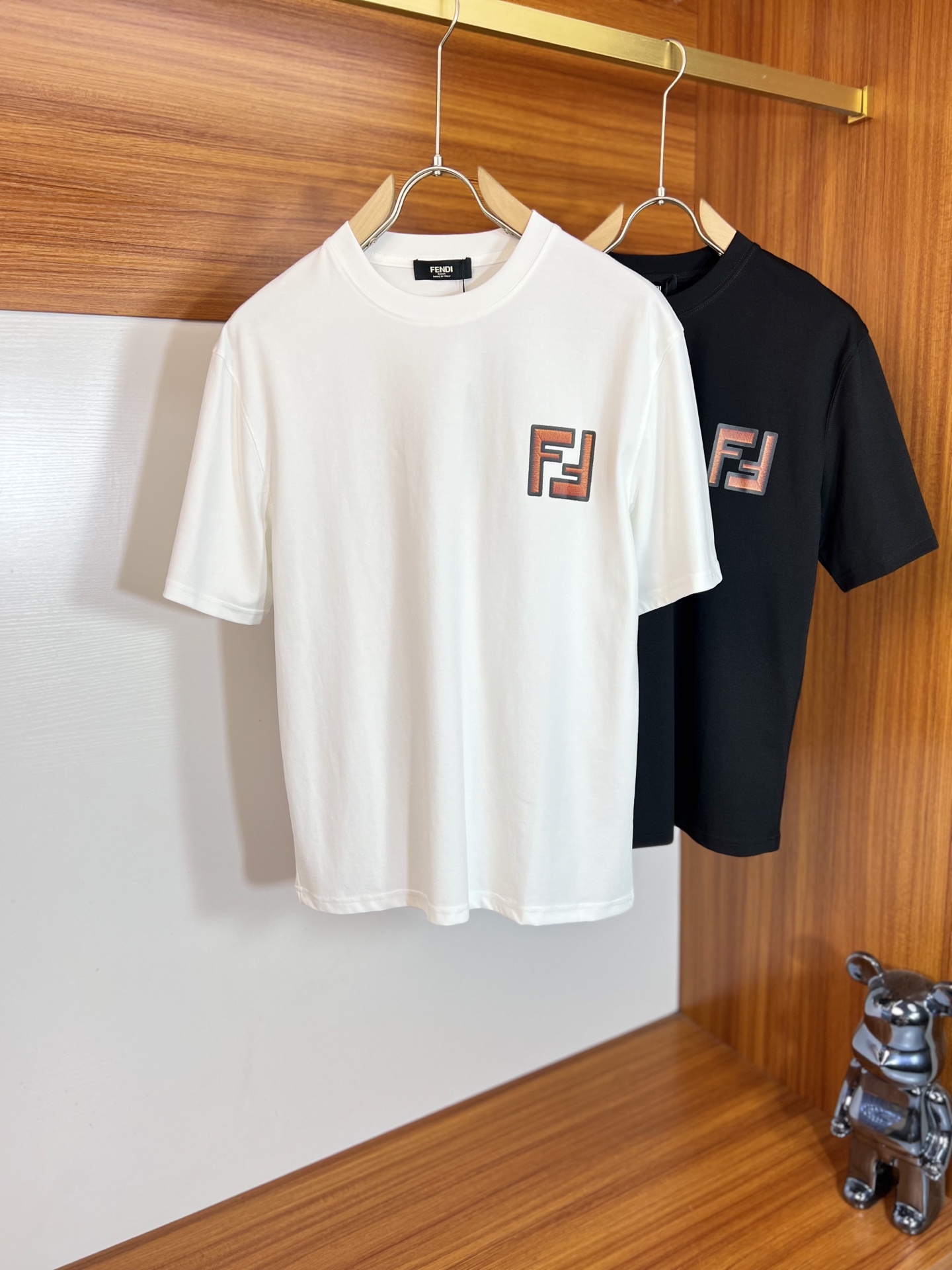 NO:937491,Fendi/Fendi 2026 spring and summer new products, complete with three labels, mercerized cotton round neck short-sleeved T-shirt, good product without too much introduction, look at the details, counter size M-XXXL / recommended L,, fendi, fendi, T-shirt, tees, t-shirt,19860909Fendi/芬迪 2026年春夏新品上新 三标齐全 丝光棉圆领短袖T恤 好货不用过多介绍 看细节 专柜码数M-XXXL /建议L,,fendi,fendi,T-shirt,tees，t-shirt,,Men's clothing