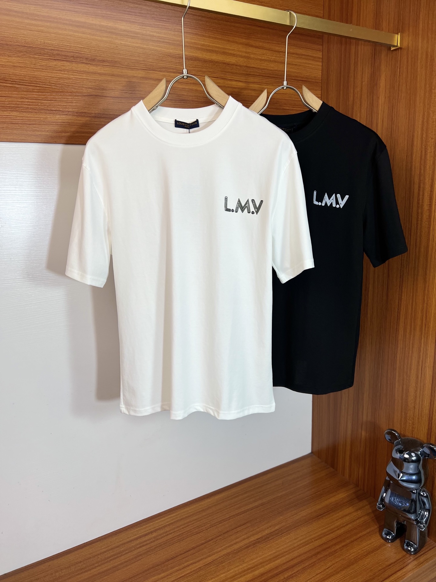 NO:937468,LV/Louis Vuitton 2026 spring and summer new products, complete with three labels, mercerized cotton round neck short-sleeved T-shirt, good product without too much introduction, look at the details, counter size M-XXXL / recommended L,, louis vuitton, louis vuitton, T-shirt, tees, t-shirt,19860909LV/路易威登 2026年春夏新品上新 三标齐全 丝光棉圆领短袖T恤 好货不用过多介绍 看细节 专柜码数M-XXXL /建议L,,louis vuitton,louis vuitton,T-shirt,tees，t-shirt,,Men's clothing