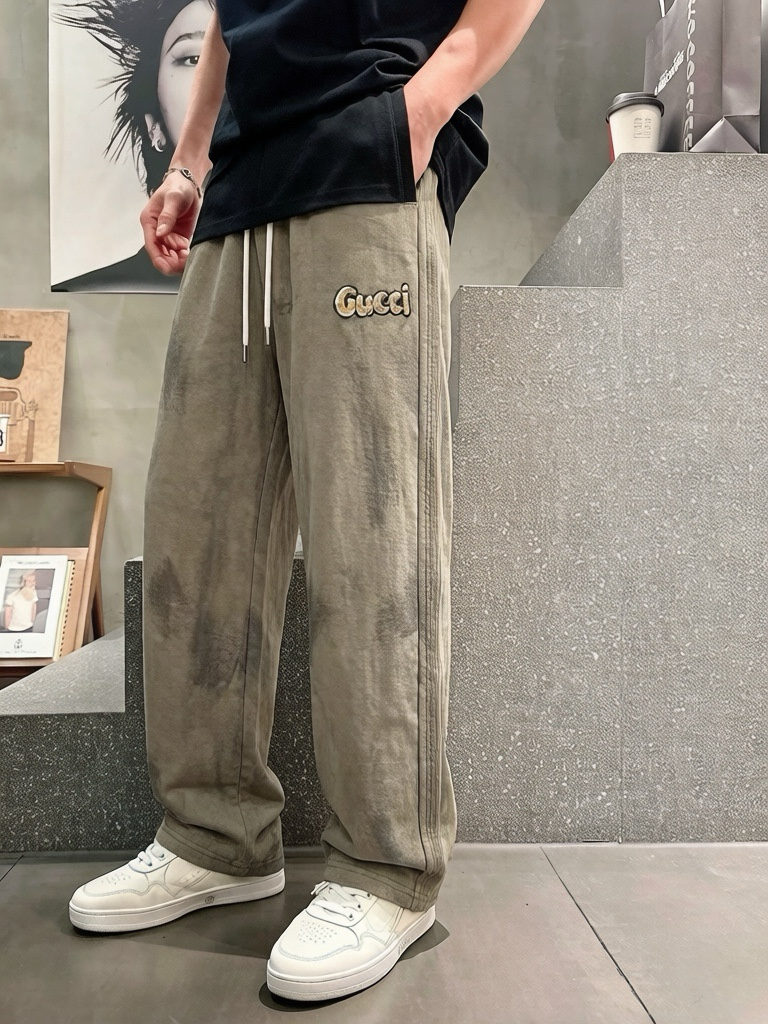 NO:776359,Gucci/Gucci 2026 spring and summer new products, complete with three labels, wide casual pants, good products, no need to introduce too much, look at the details, counter size M-XXXXL 175/140, upper body recommended L,, gucci,19860909Gucci/古奇 2026春夏新品 三标齐全 阔版休闲裤 好货不用过多介绍 看细节 专柜码数M-XXXXL 175/140上身建议L,,gucci,,Men's clothing