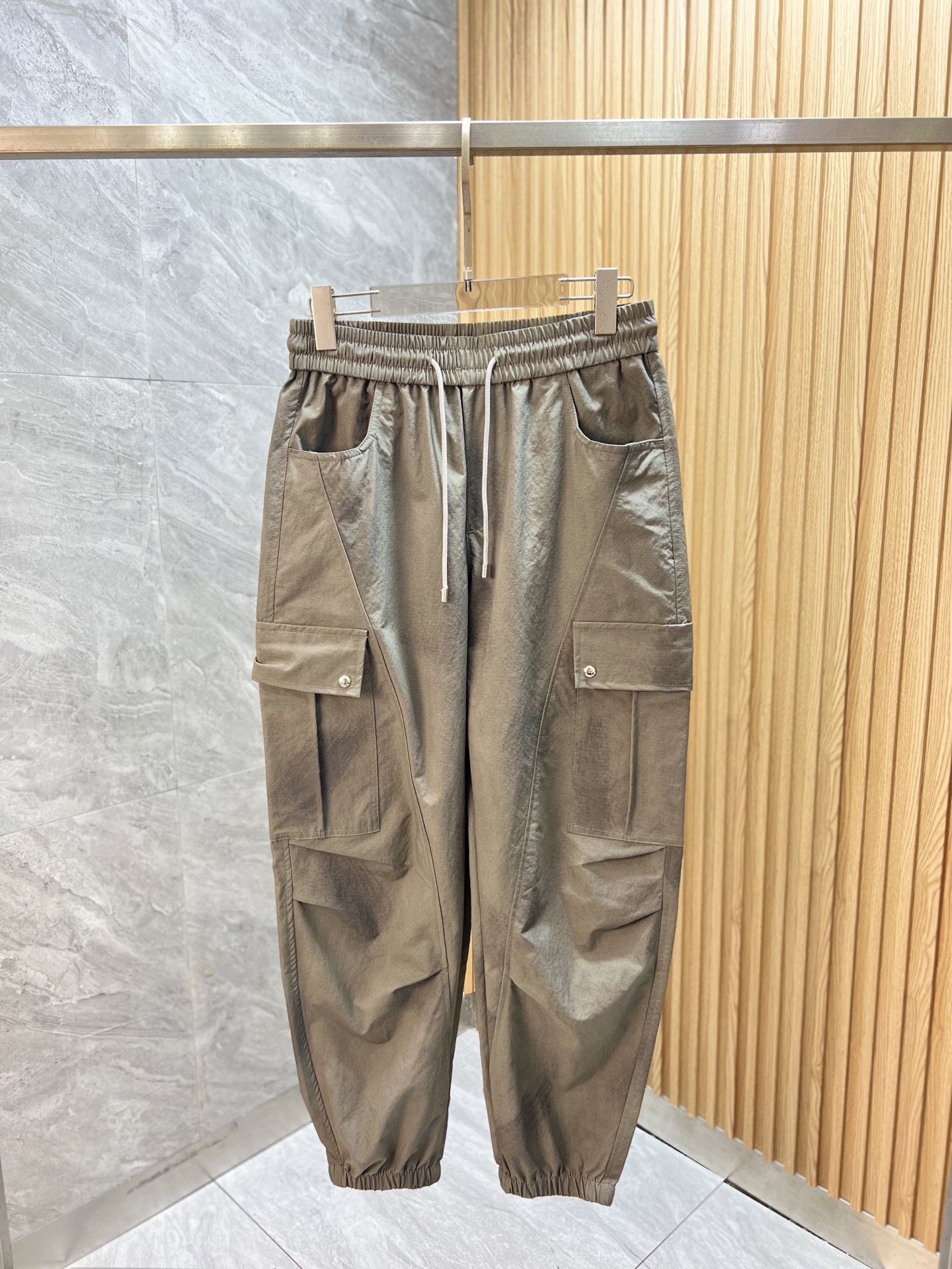 NO:848950,prada/Prada 2026 spring and summer new products, complete with three standards, wide version, casual pants, good products, no need to introduce too much, look at the details, counter size 29-36, no 35 / upper body recommended 32,, prada, prada,19860909prada/普拉达 2026春夏新品 三标齐全 阔版 休闲裤 好货不用过多介绍 看细节 专柜码数29-36无35 /上身建议32,,prada,prada,,Men's clothing