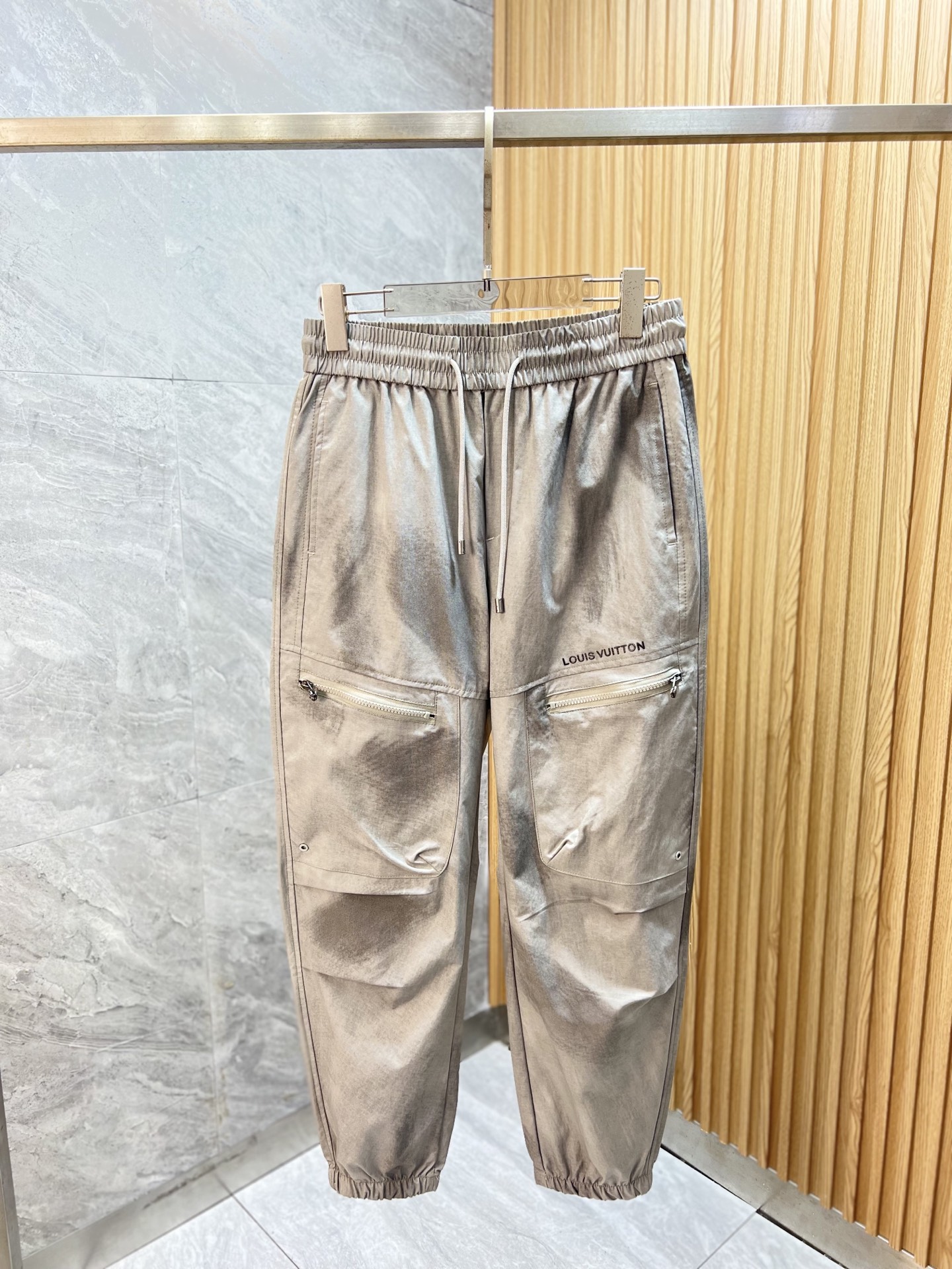 NO:848952,LV/Louis Vuitton 2026 spring and summer new products, complete with three labels, wide version casual pants, good products, no need to introduce too much, look at the details, counter size 29-36, no 35 / upper body recommended 32,, louis vuitton, louis vuitton,19860909LV/路易威登 2026春夏新品 三标齐全 阔版 休闲裤 好货不用过多介绍 看细节 专柜码数29-36无35 /上身建议32,,louis vuitton,louis vuitton,,Men's clothing