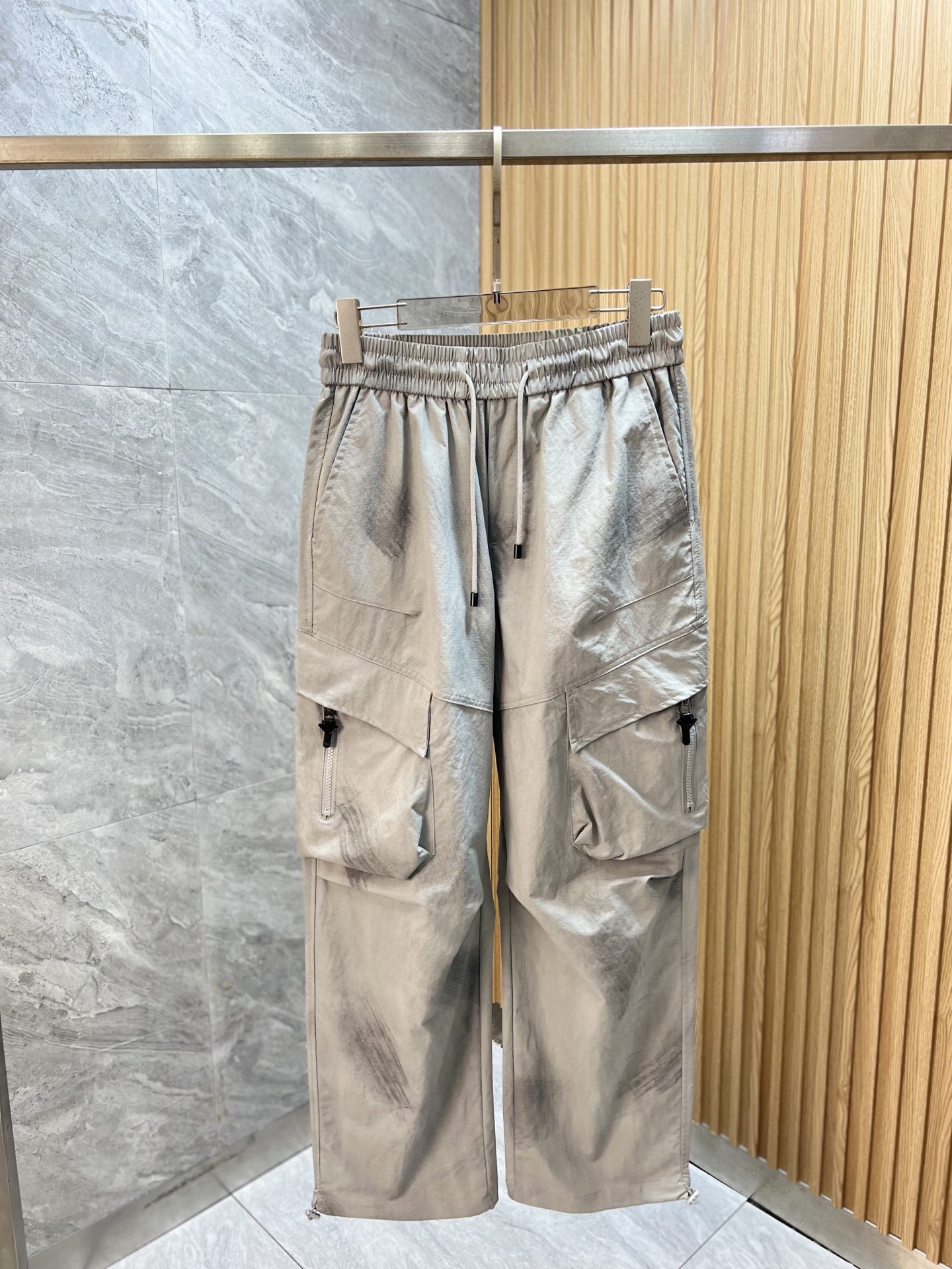 NO:848954,prada/Prada 2026 spring and summer new products, complete with three standards, wide version, casual pants, good products, no need to introduce too much, look at the details, counter size M-4XL / upper body recommended L,, prada, prada,19860909prada/普拉达 2026春夏新品 三标齐全 阔版 休闲裤 好货不用过多介绍 看细节 专柜码数M-4XL /上身建议L,,prada,prada,,Men's clothing