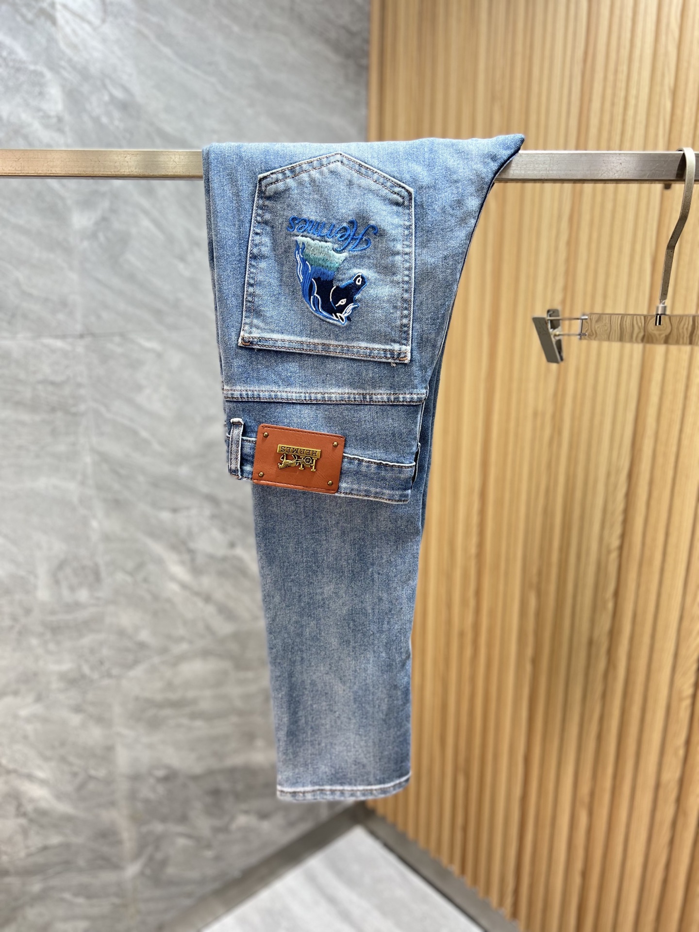 NO:849002,Hermes/Hermès 2026 spring and summer new products, complete with three labels, jeans, good products, no need to introduce too much, look at the details, counter size 28-38, no 35 37 / upper body size 32,,hermes,hermes,jeans,19860909Hermes/爱马仕 2026春夏新品 三标齐全 牛仔裤 好货不用过多介绍 看细节 专柜码数28-38 无35 37 /上身32码,,hermes,hermes,jeans,,Men's clothing